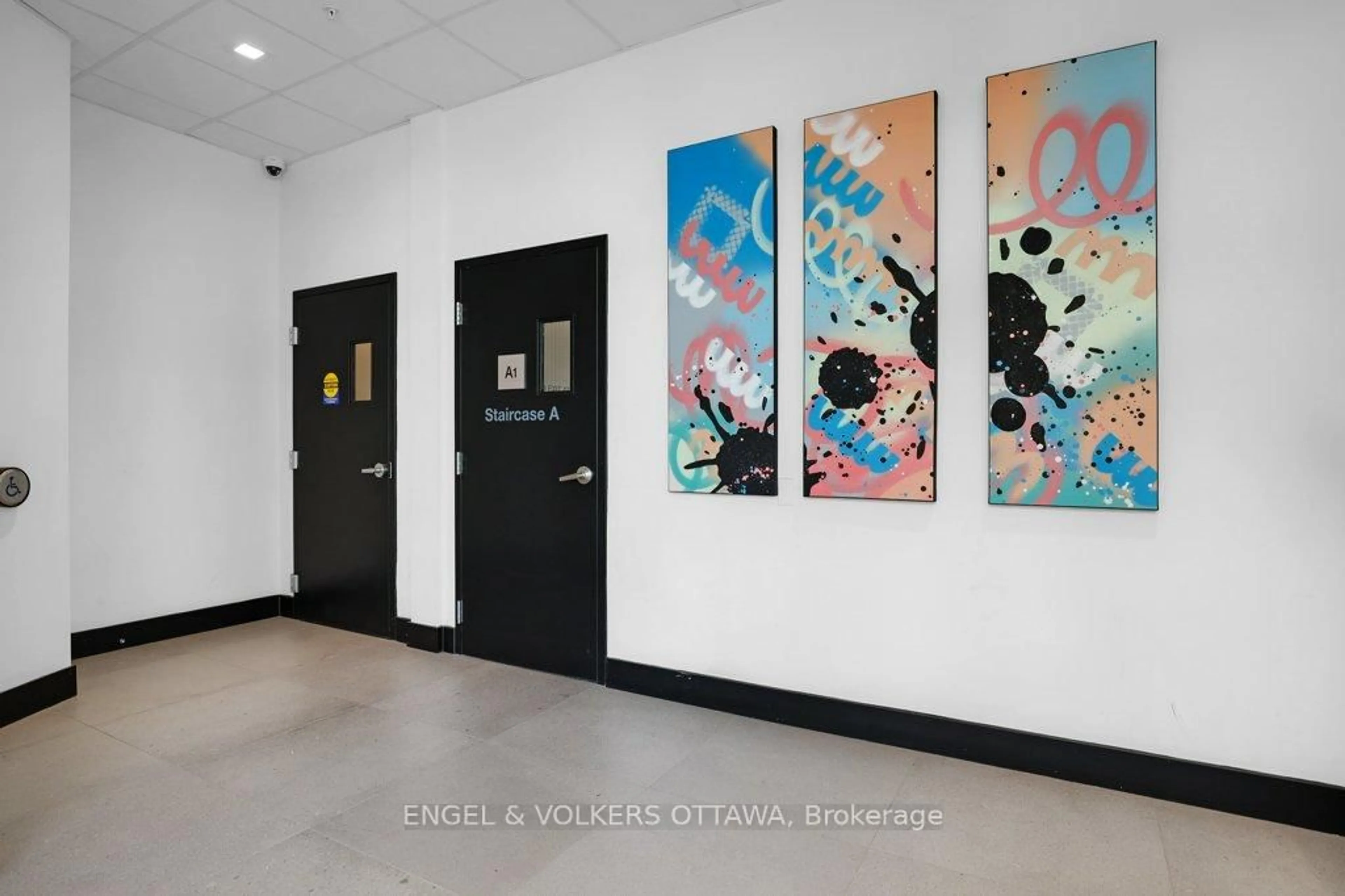 Indoor foyer for 101 Pinhey St #104, Ottawa Ontario K1Y 1T7