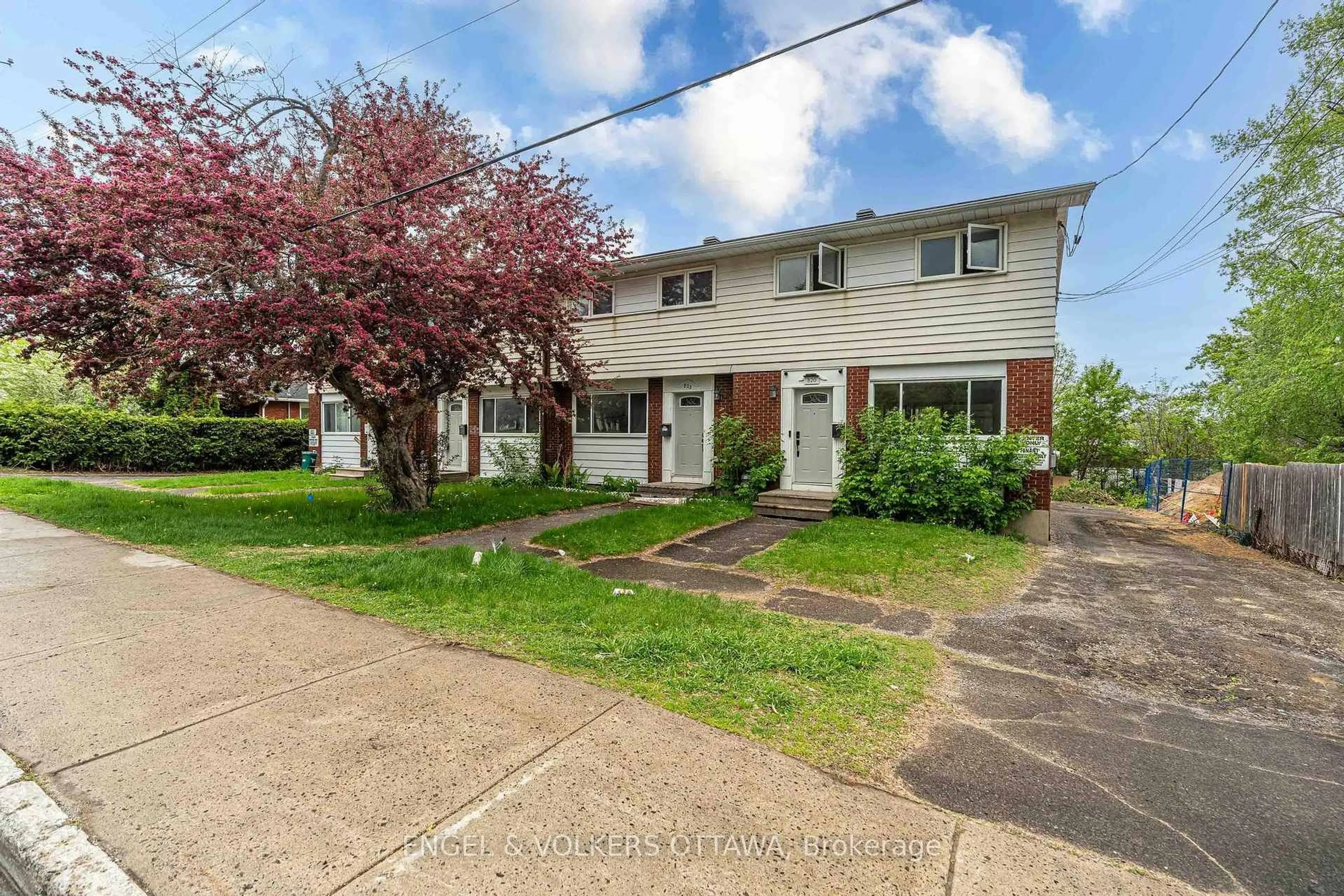 A pic from outside/outdoor area/front of a property/back of a property/a pic from drone, street for 822 Grenon Ave, Ottawa Ontario K2B 6G2