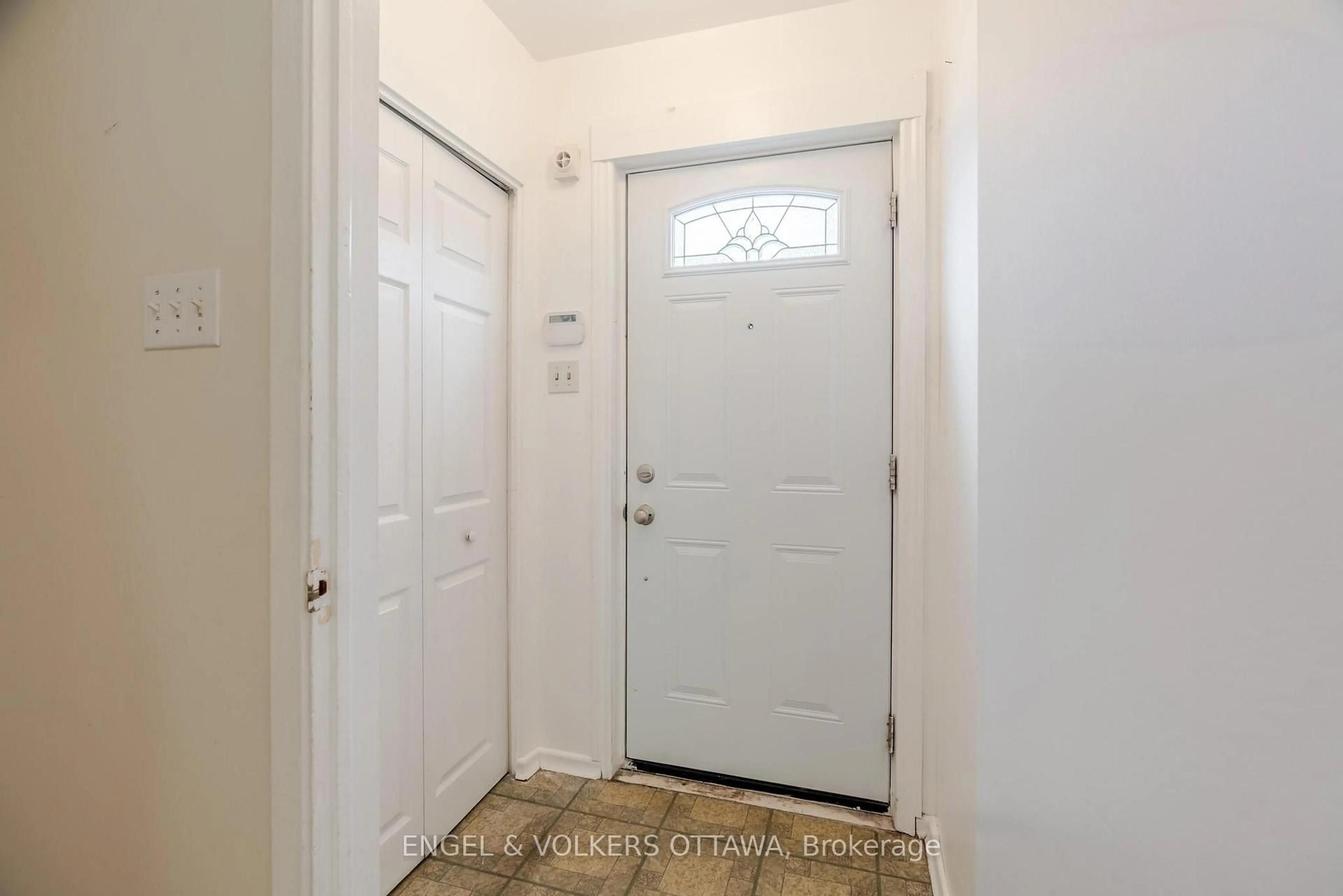 Indoor entryway for 822 Grenon Ave, Ottawa Ontario K2B 6G2
