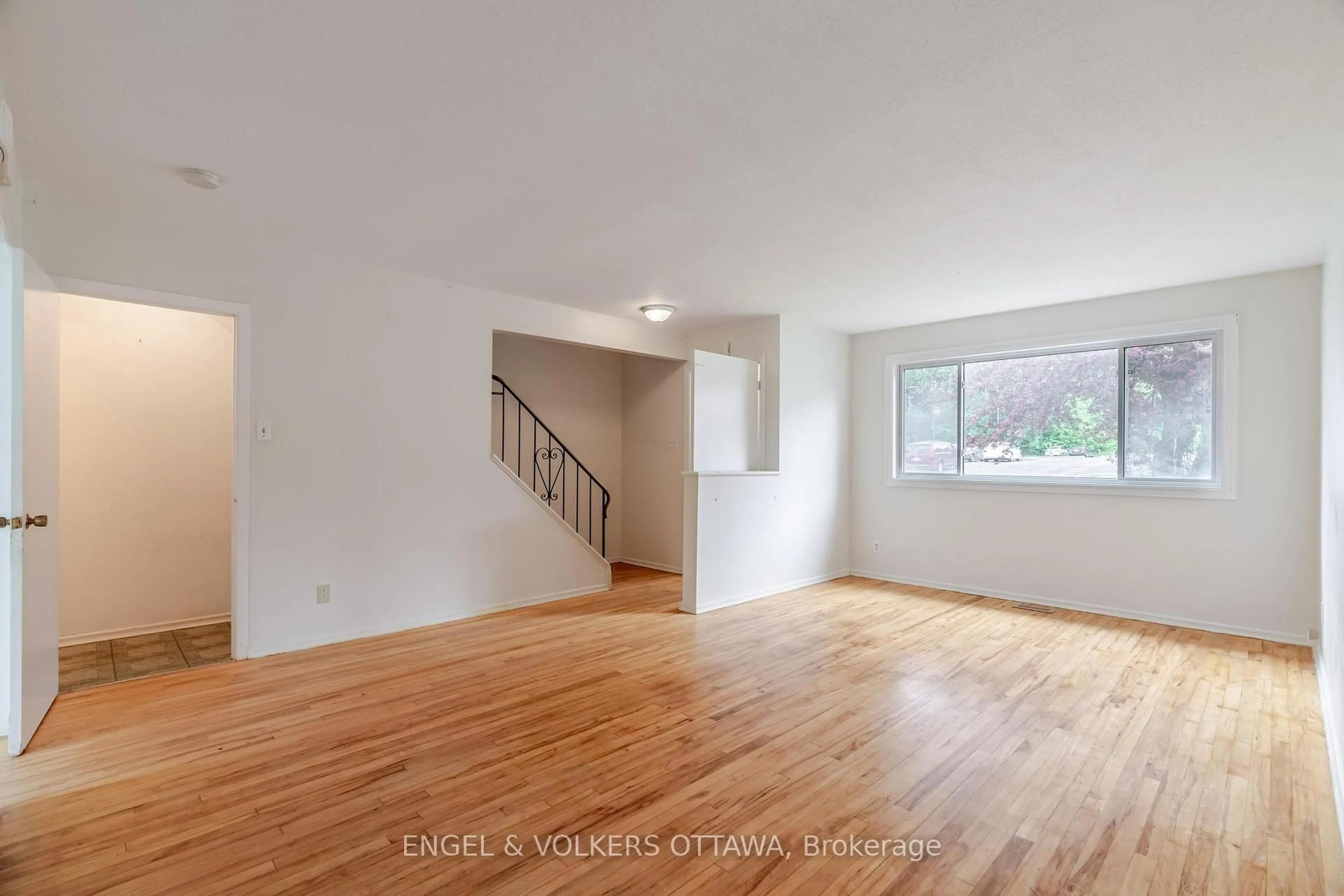 A pic of a room for 822 Grenon Ave, Ottawa Ontario K2B 6G2