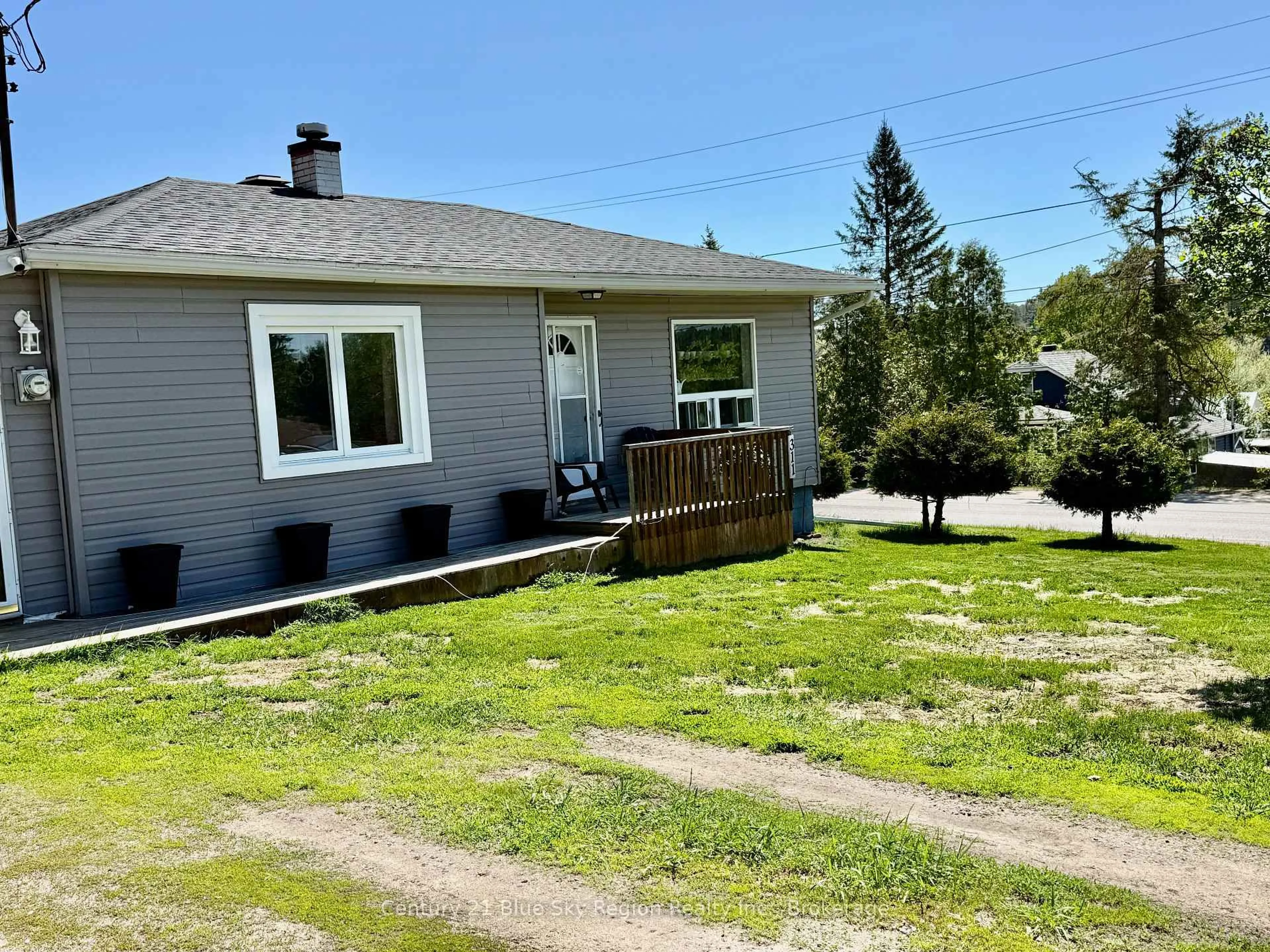 A pic from outside/outdoor area/front of a property/back of a property/a pic from drone, unknown for 311 SEVENTH St, Mattawa Ontario P0H 1V0