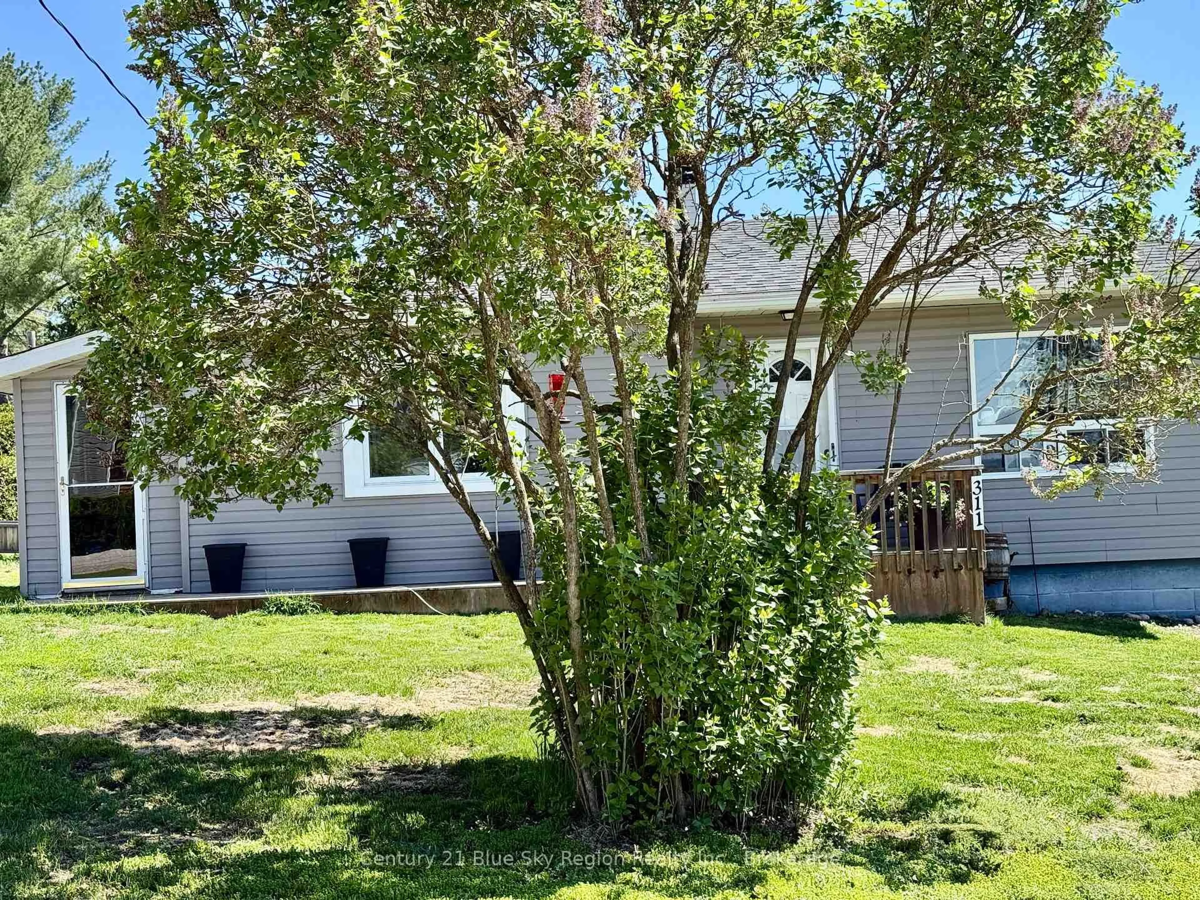 A pic from outside/outdoor area/front of a property/back of a property/a pic from drone, unknown for 311 SEVENTH St, Mattawa Ontario P0H 1V0
