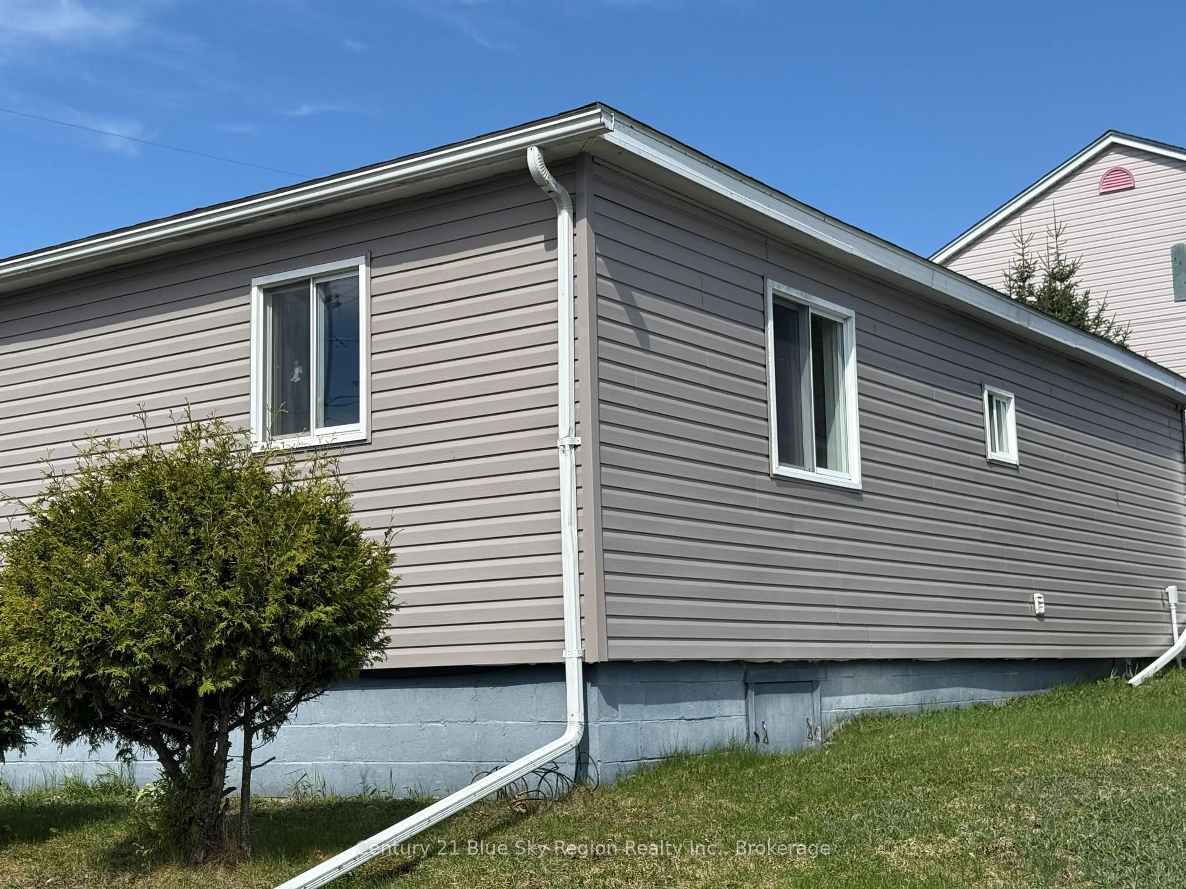 Home with vinyl exterior material, building for 311 SEVENTH St, Mattawa Ontario P0H 1V0