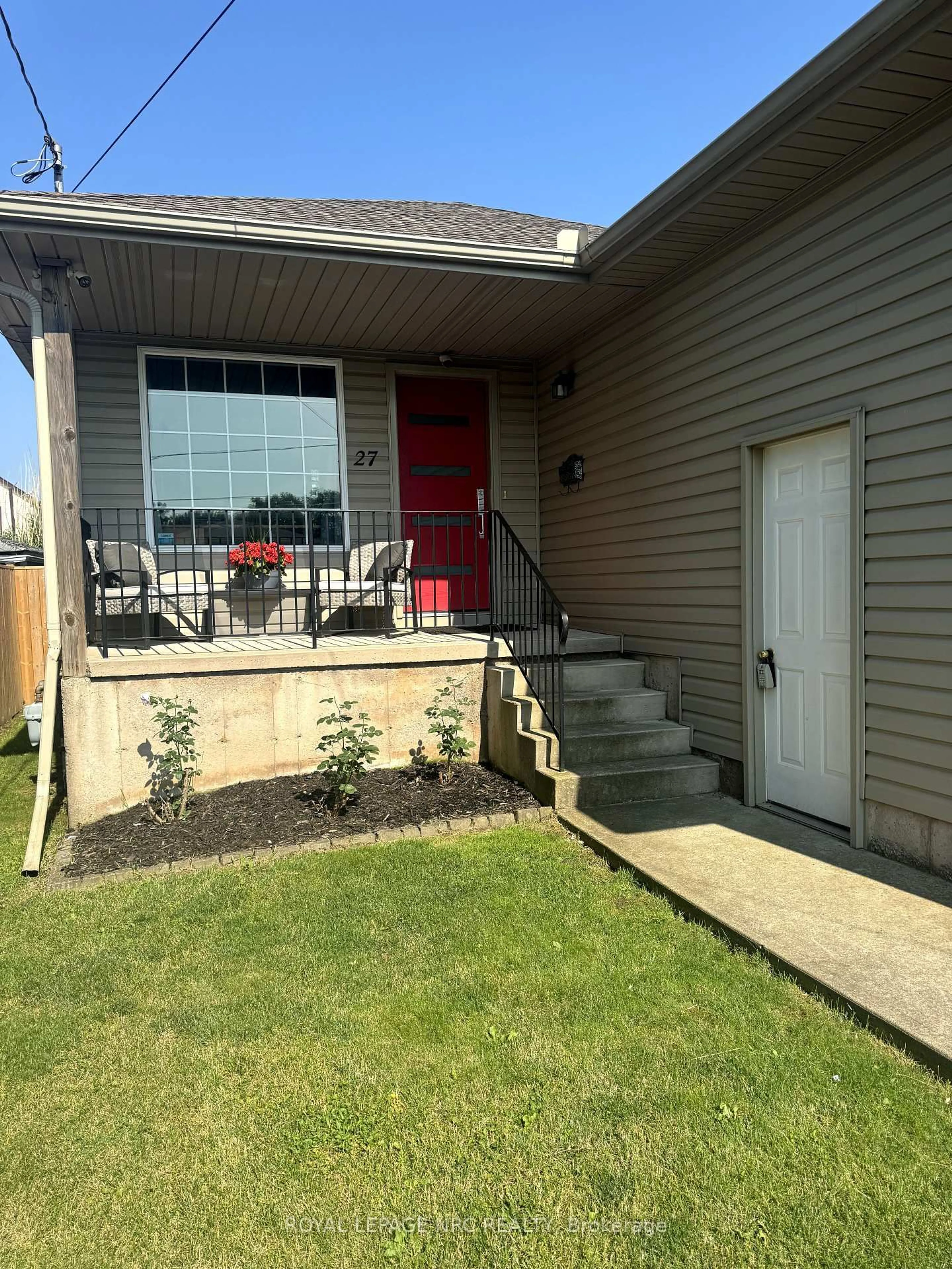 Home with vinyl exterior material, street for 27 DEERE St, Welland Ontario L3B 2L7