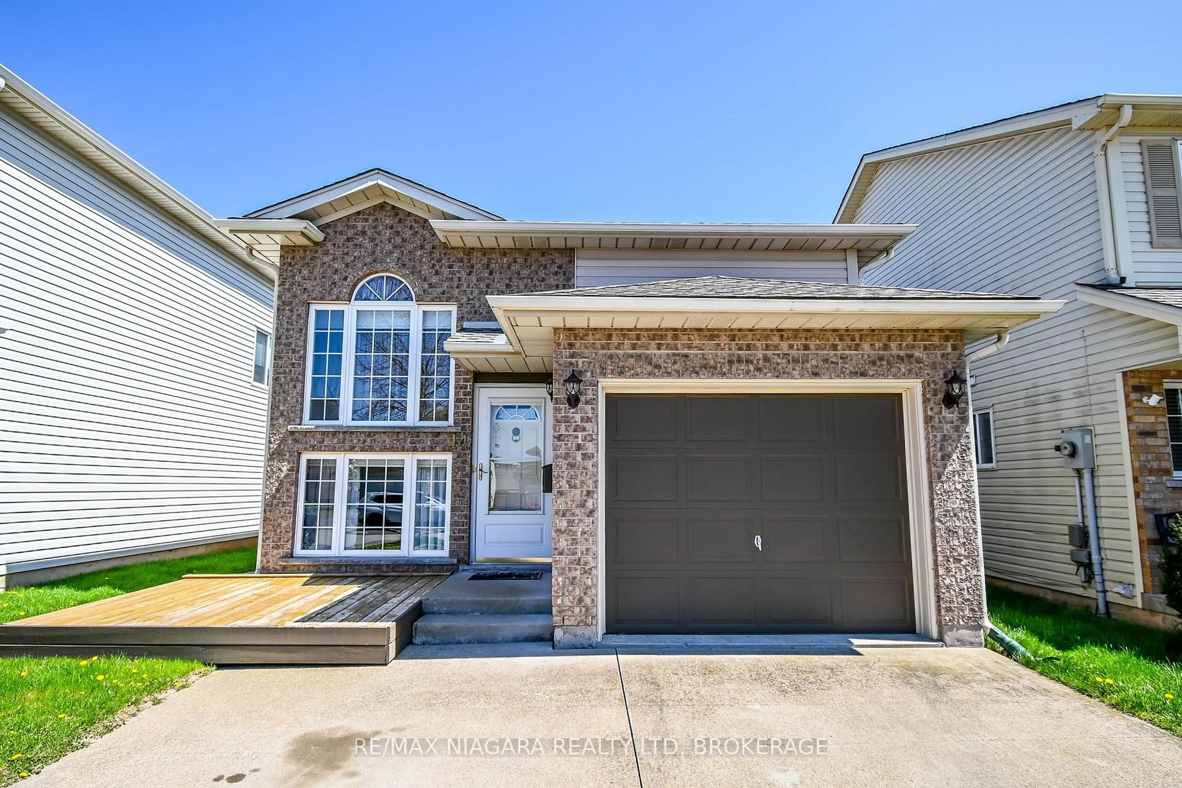 Home with vinyl exterior material, street for 14 JENNIFER Cres, St. Catharines Ontario L2M 7Y9