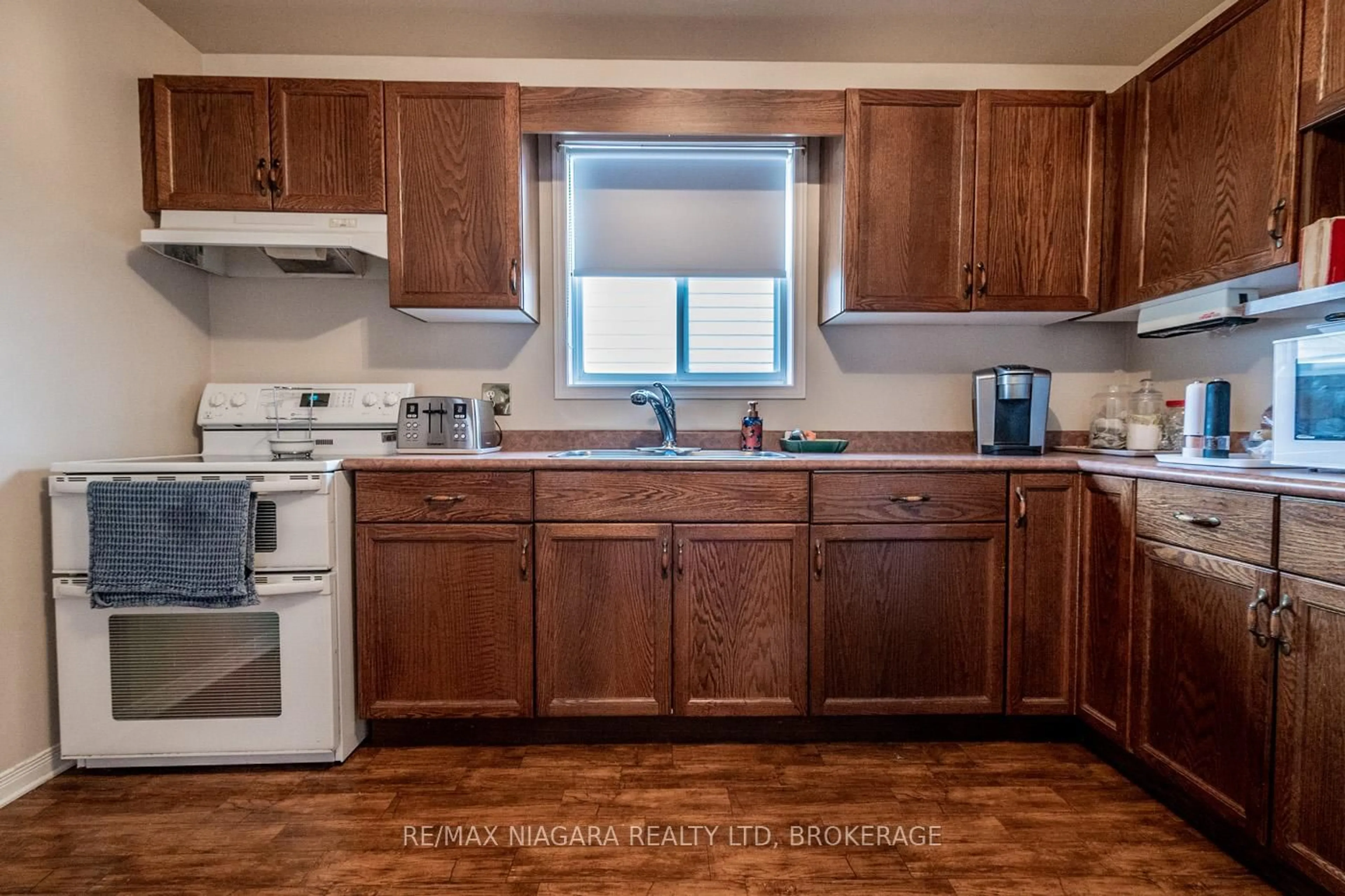 Standard kitchen, unknown for 14 JENNIFER Cres, St. Catharines Ontario L2M 7Y9