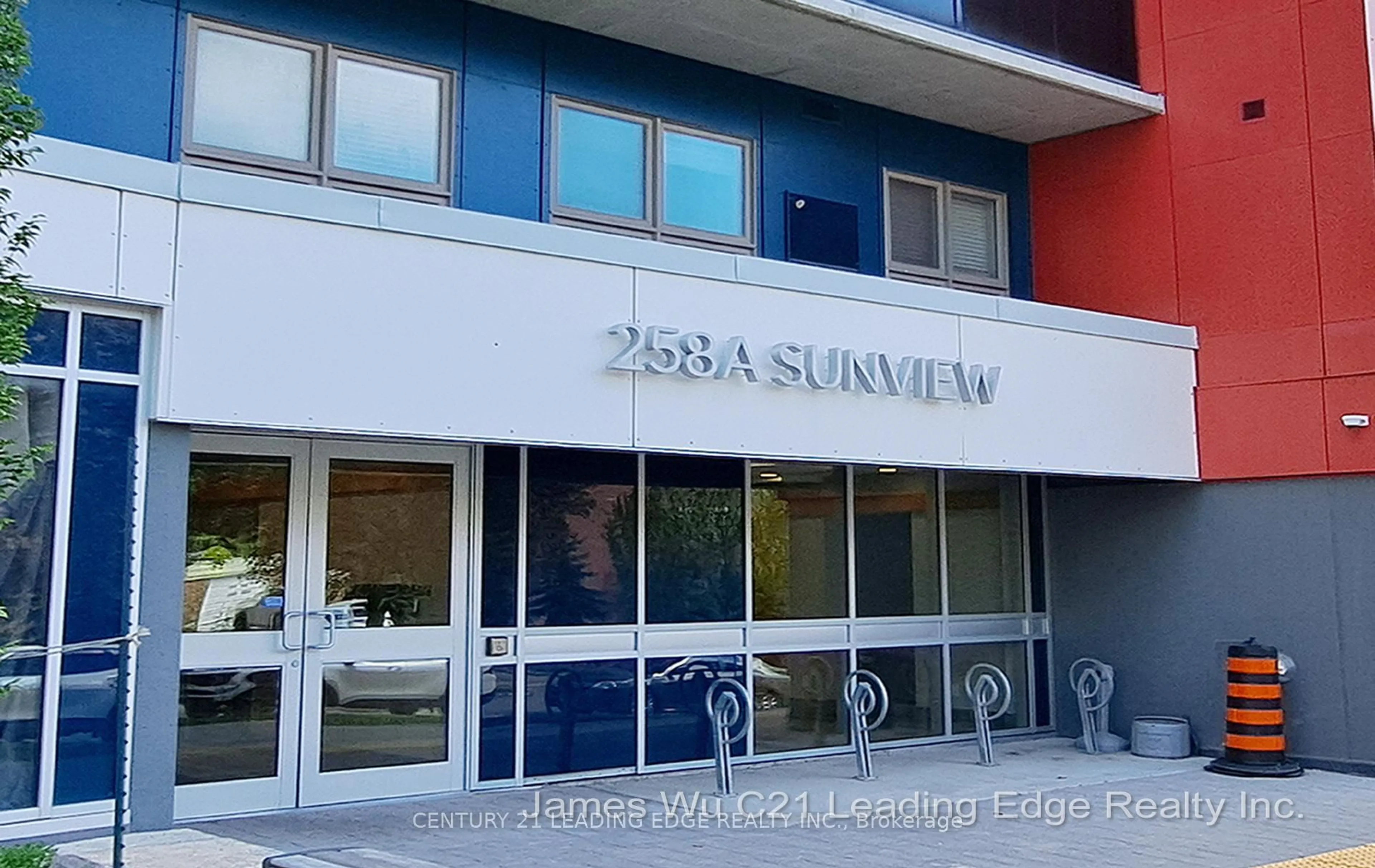 Indoor foyer for 258 A SUNVIEW St #138, Waterloo Ontario N2L 0H6