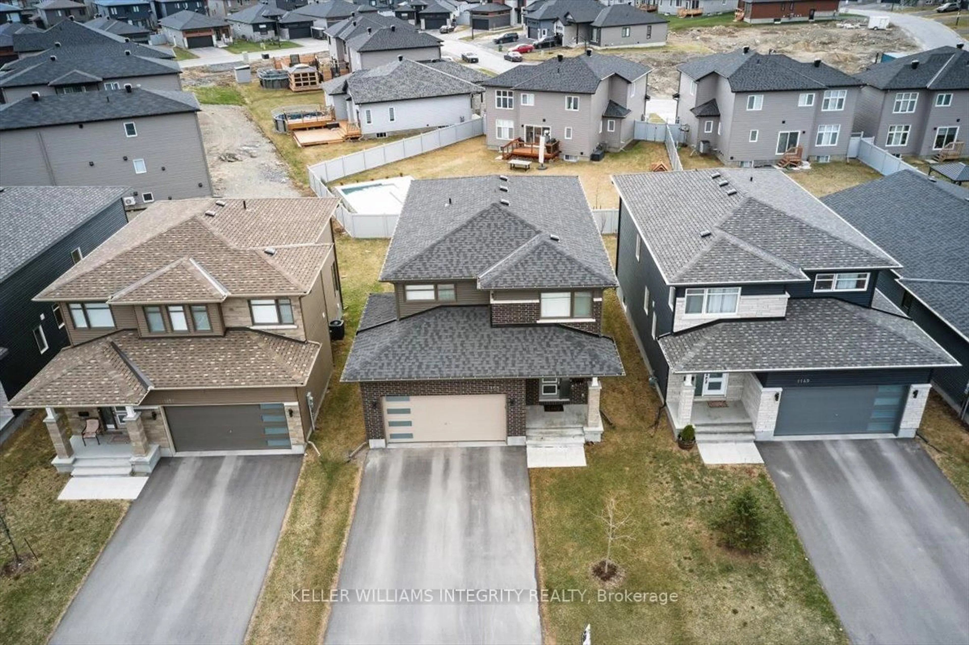 A pic from outside/outdoor area/front of a property/back of a property/a pic from drone, street for 1153 Diamond St, Clarence-Rockland Ontario K4K 0L9