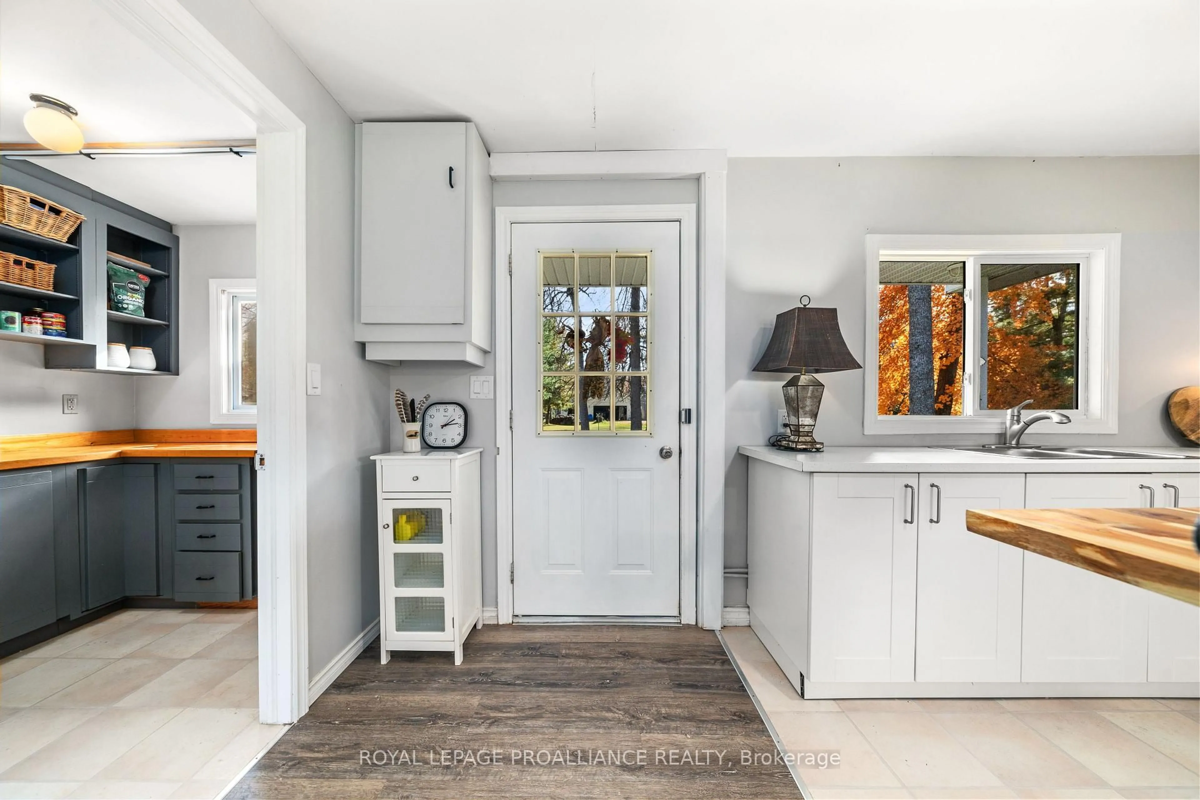 Open concept kitchen, ceramic/tile floor for 1019 Turner Way, Arden Ontario K0H 1B0