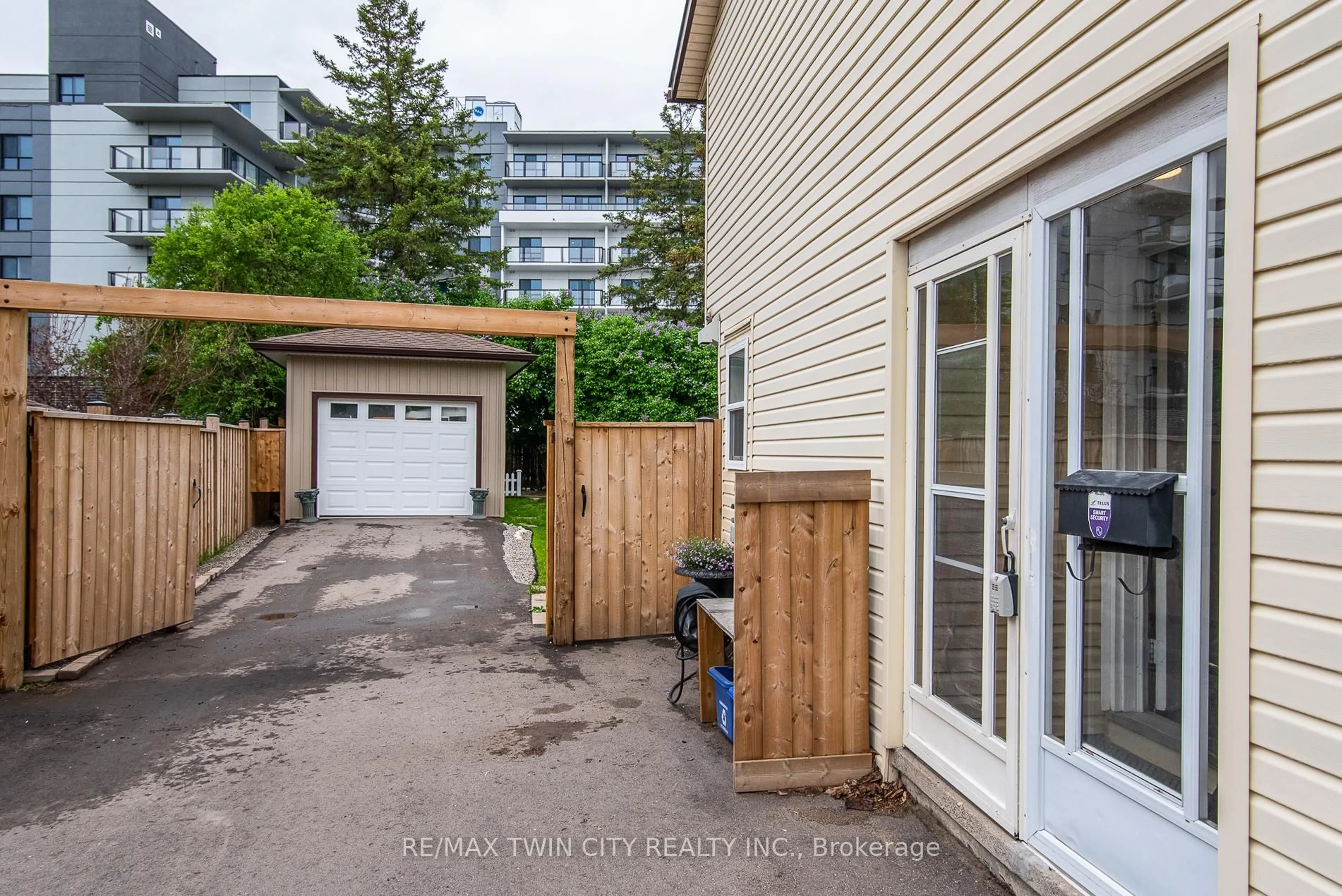 Patio, street for 109 Selkirk Dr, Kitchener Ontario N2E 1M5