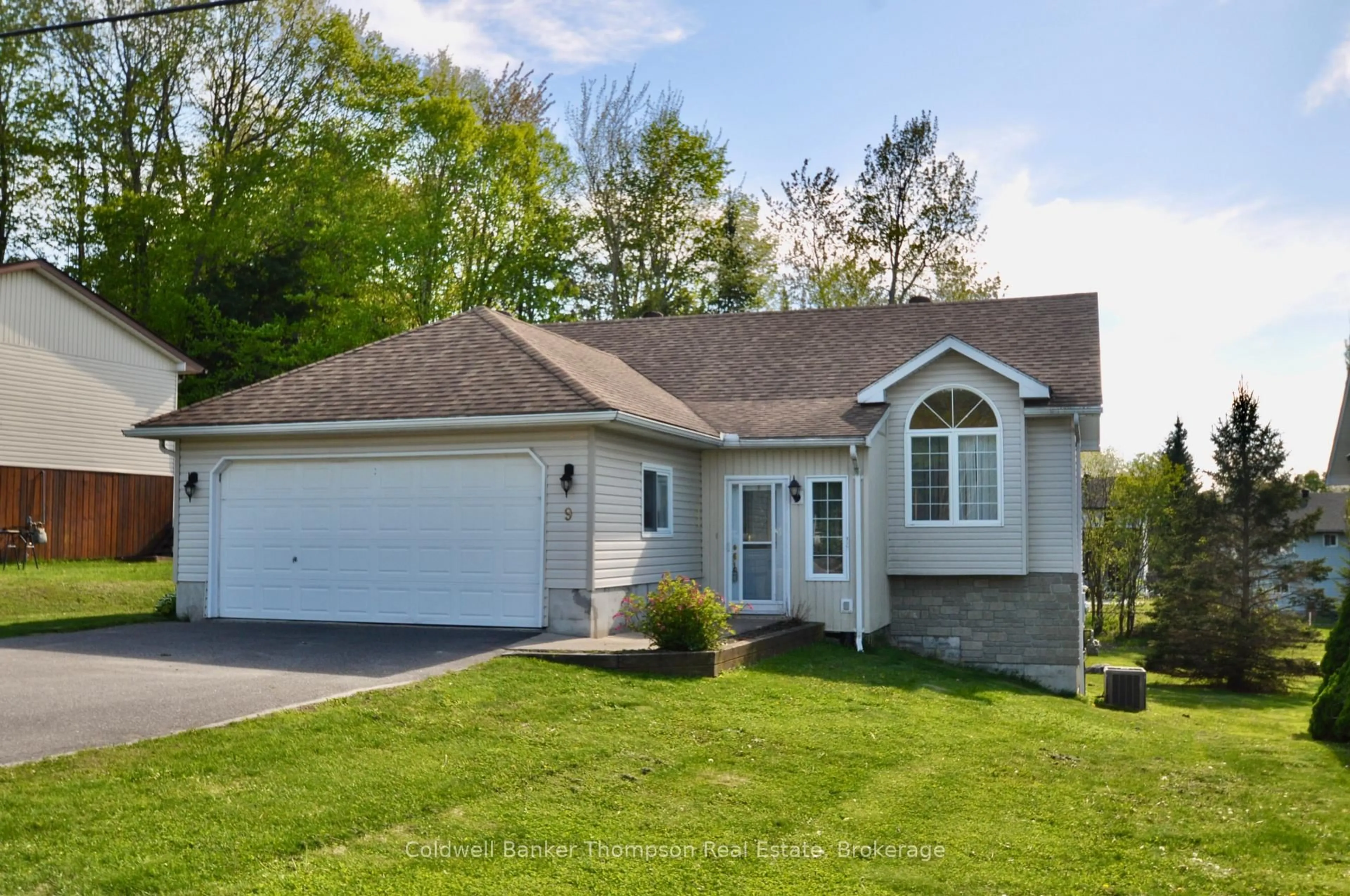 Home with vinyl exterior material, street for 9 Greaves Ave, Huntsville Ontario P1H 1V2