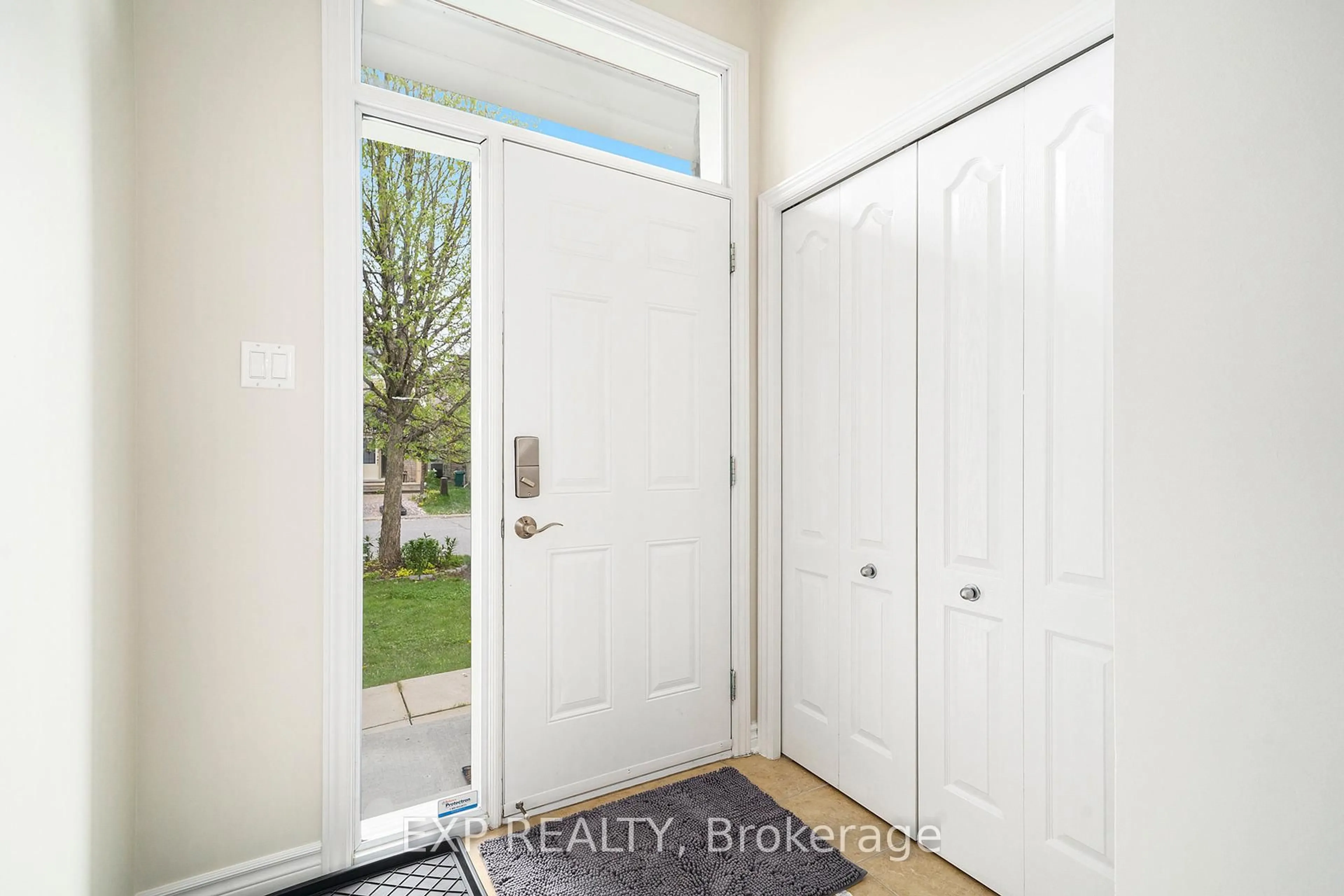 Indoor entryway for 318 Kippen Pl, Ottawa Ontario K2J 0N8