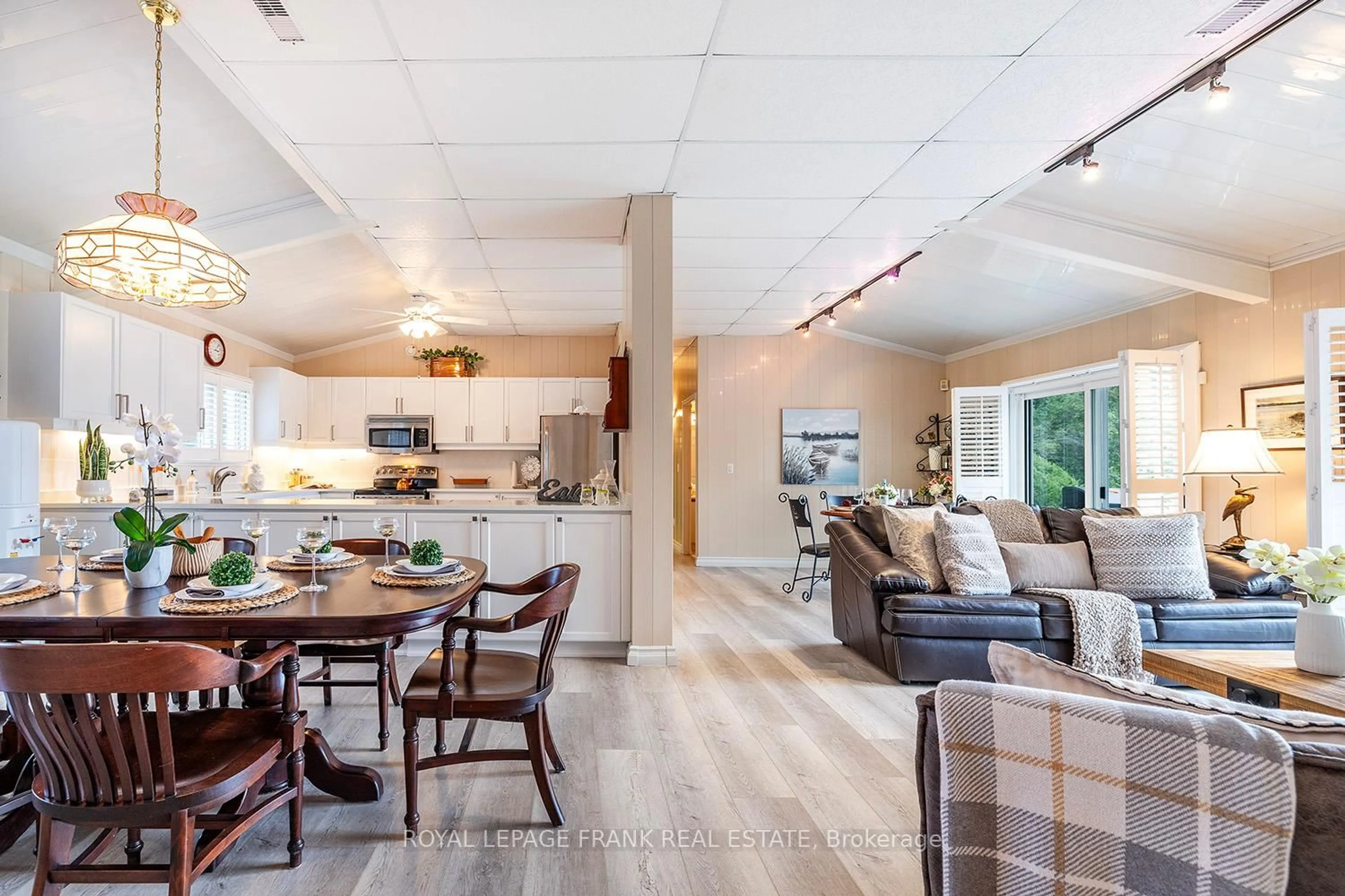 Open concept kitchen, ceramic/tile floor for 46 LAKEVIEW Blvd, Kawartha Lakes Ontario K0M 2C0