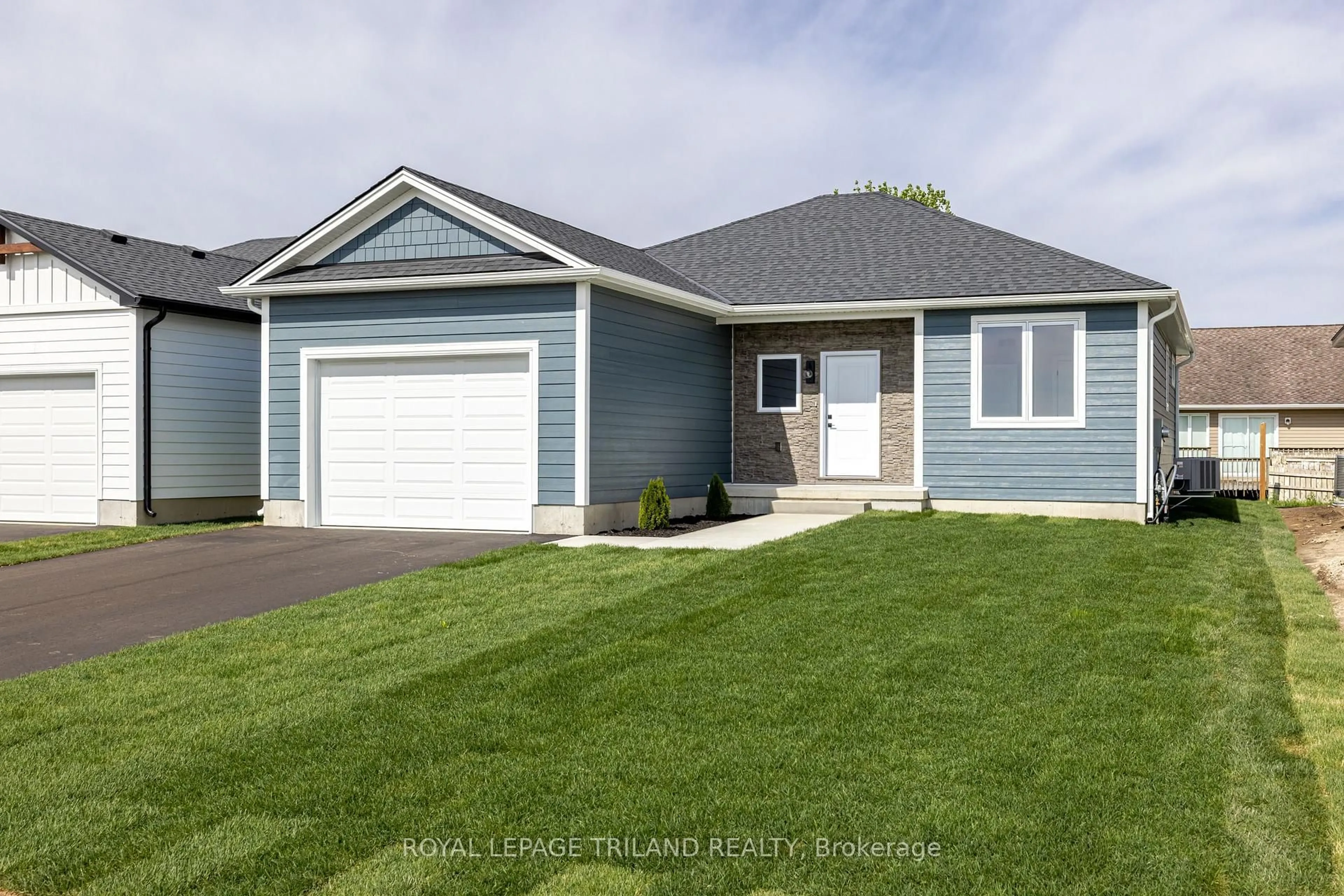 Home with vinyl exterior material, street for 49 Rebecca Dr, Aylmer Ontario N5H 0A1