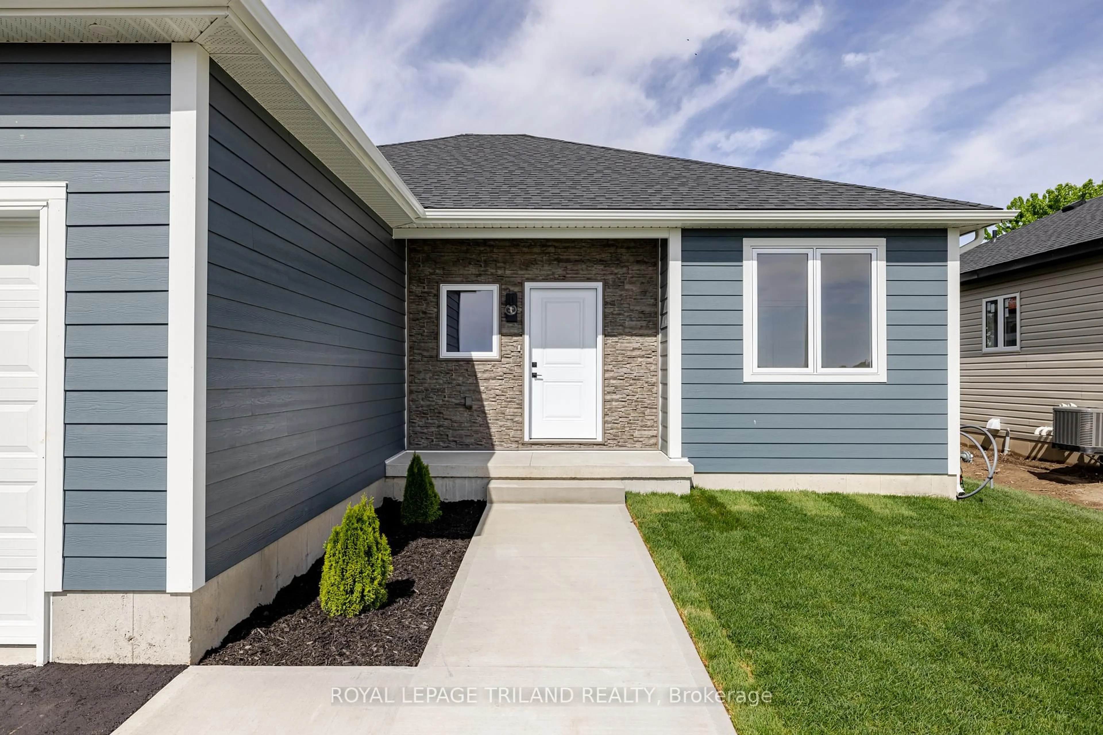 Home with vinyl exterior material, street for 49 Rebecca Dr, Aylmer Ontario N5H 0A1