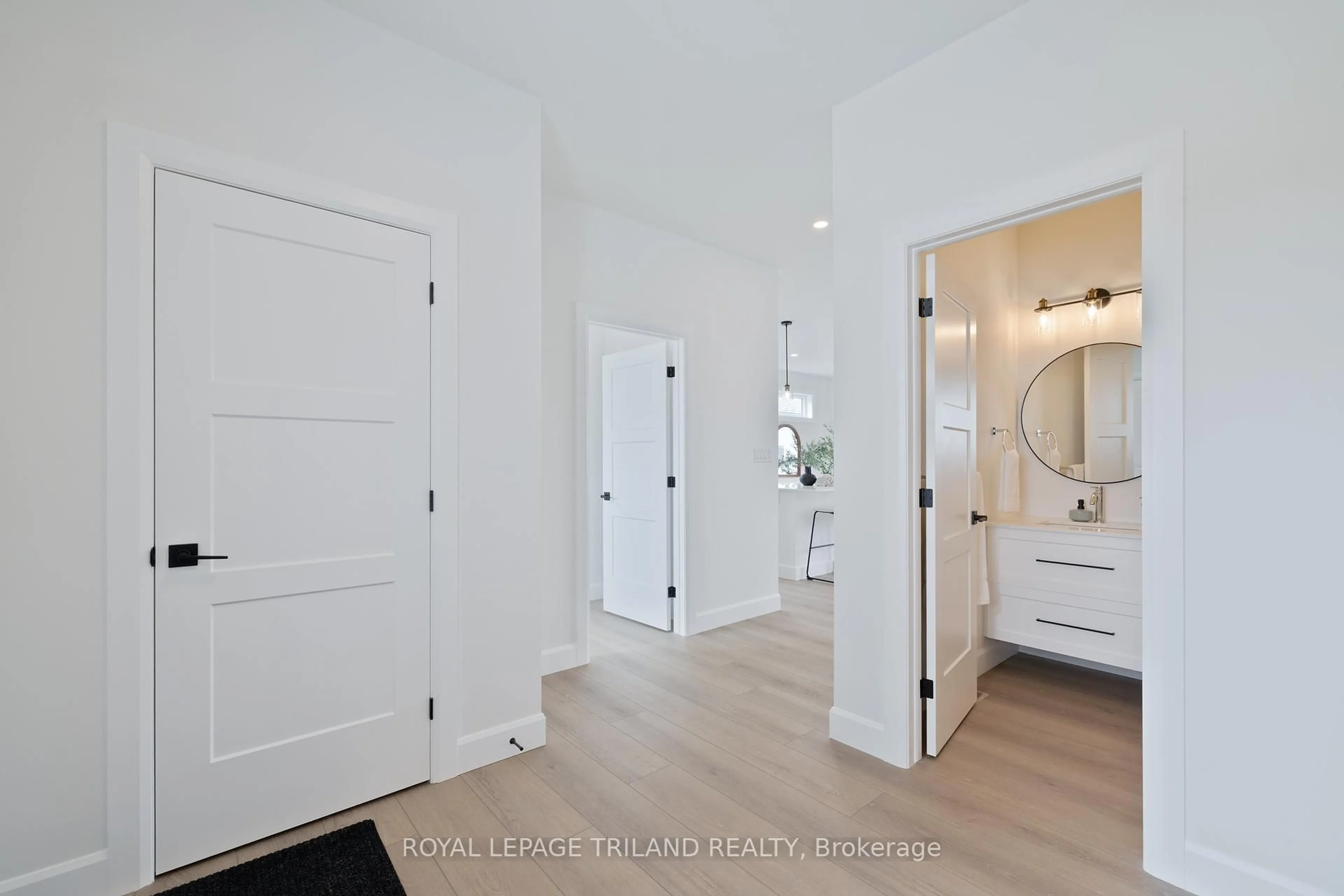 Indoor entryway for 49 Rebecca Dr, Aylmer Ontario N5H 0A1