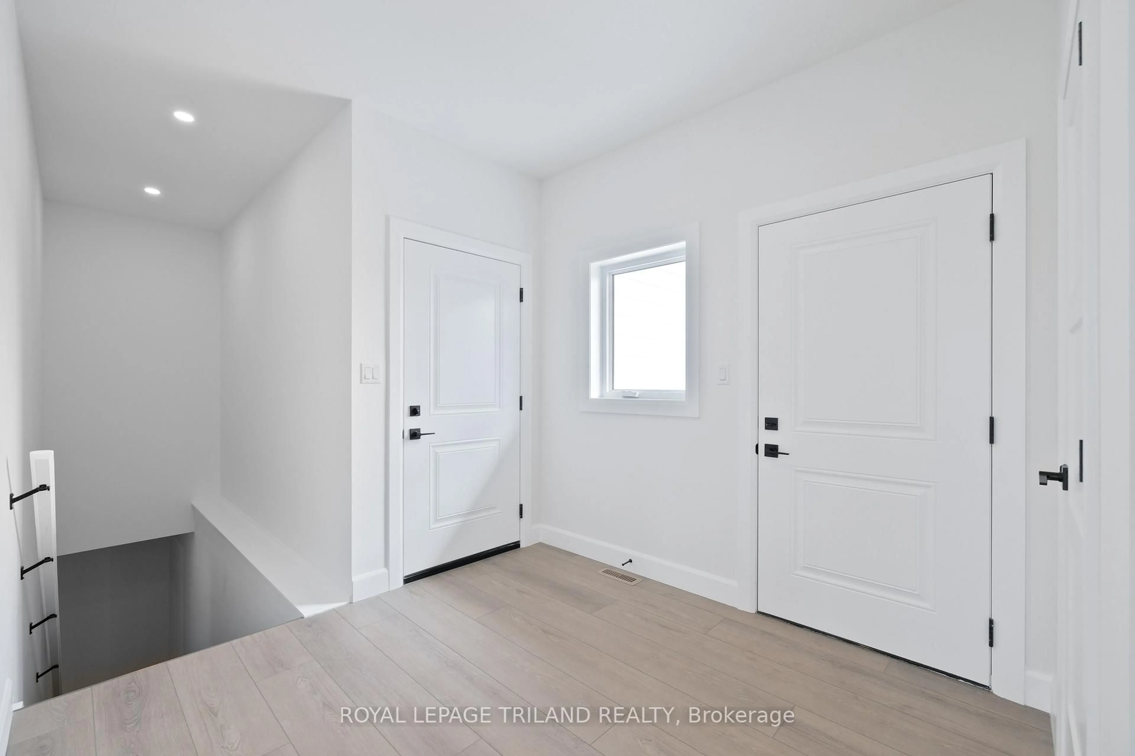 Indoor entryway for 49 Rebecca Dr, Aylmer Ontario N5H 0A1