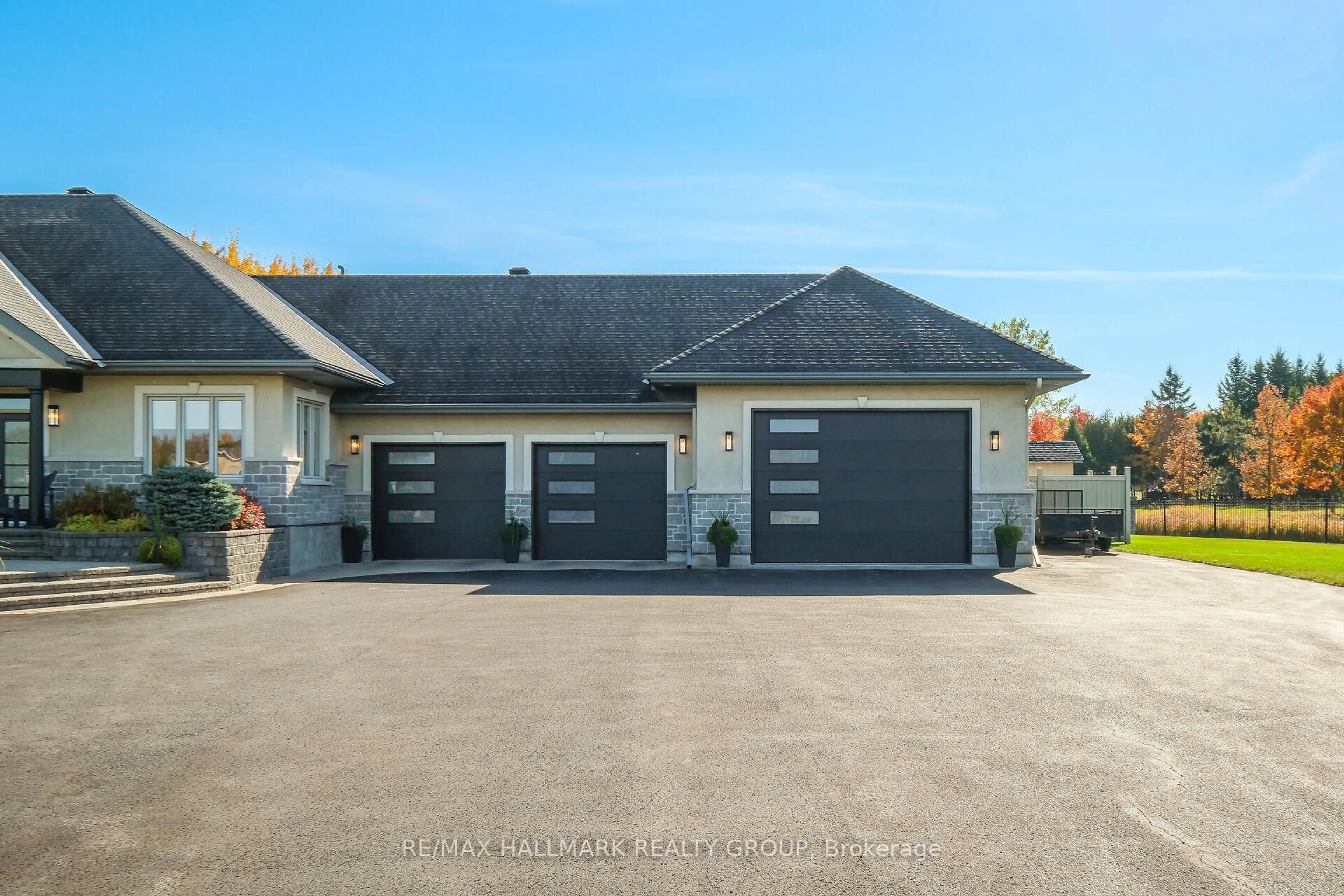 Indoor garage for 144 KERRY HILL Cres, Ottawa Ontario K0A 1T0
