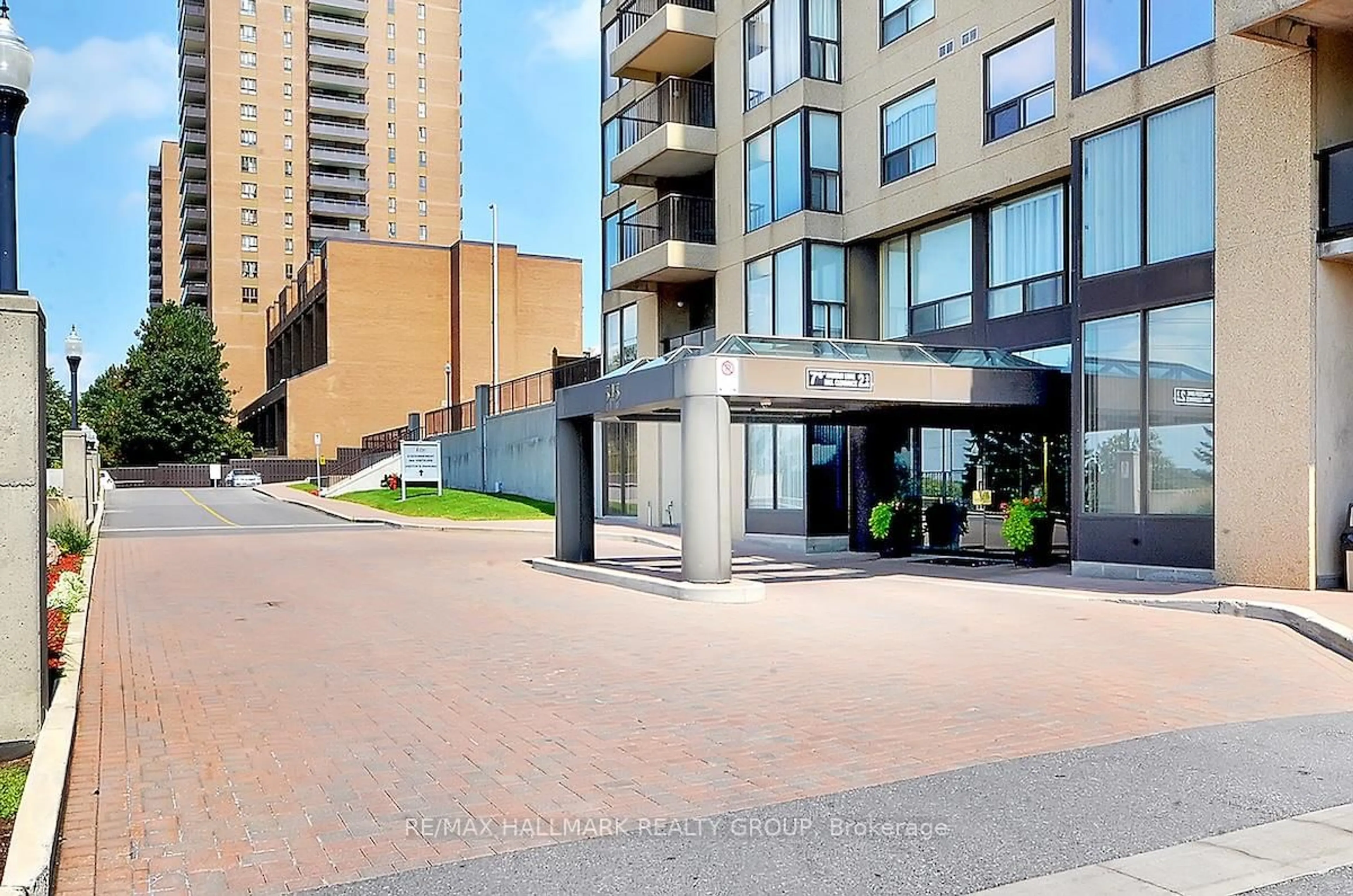 Patio, street for 545 St Laurent Blvd #1703, Ottawa Ontario K1K 4H9