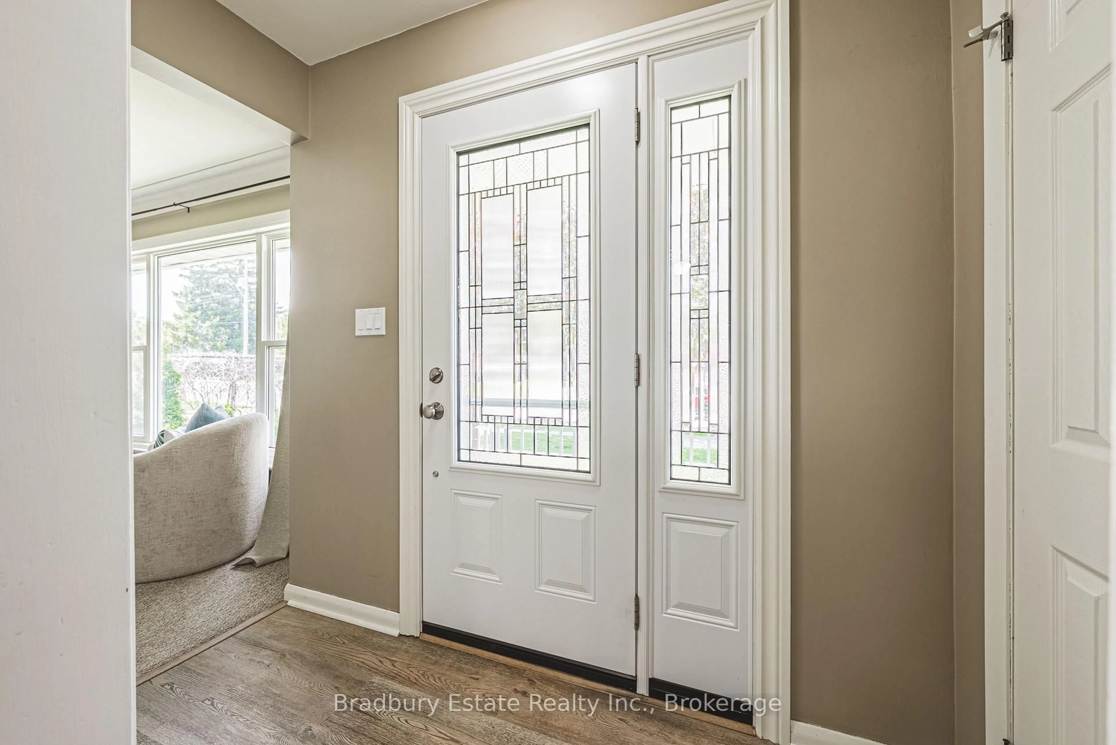 Indoor entryway for 245 West 16th St, Hamilton Ontario L9C 4C7