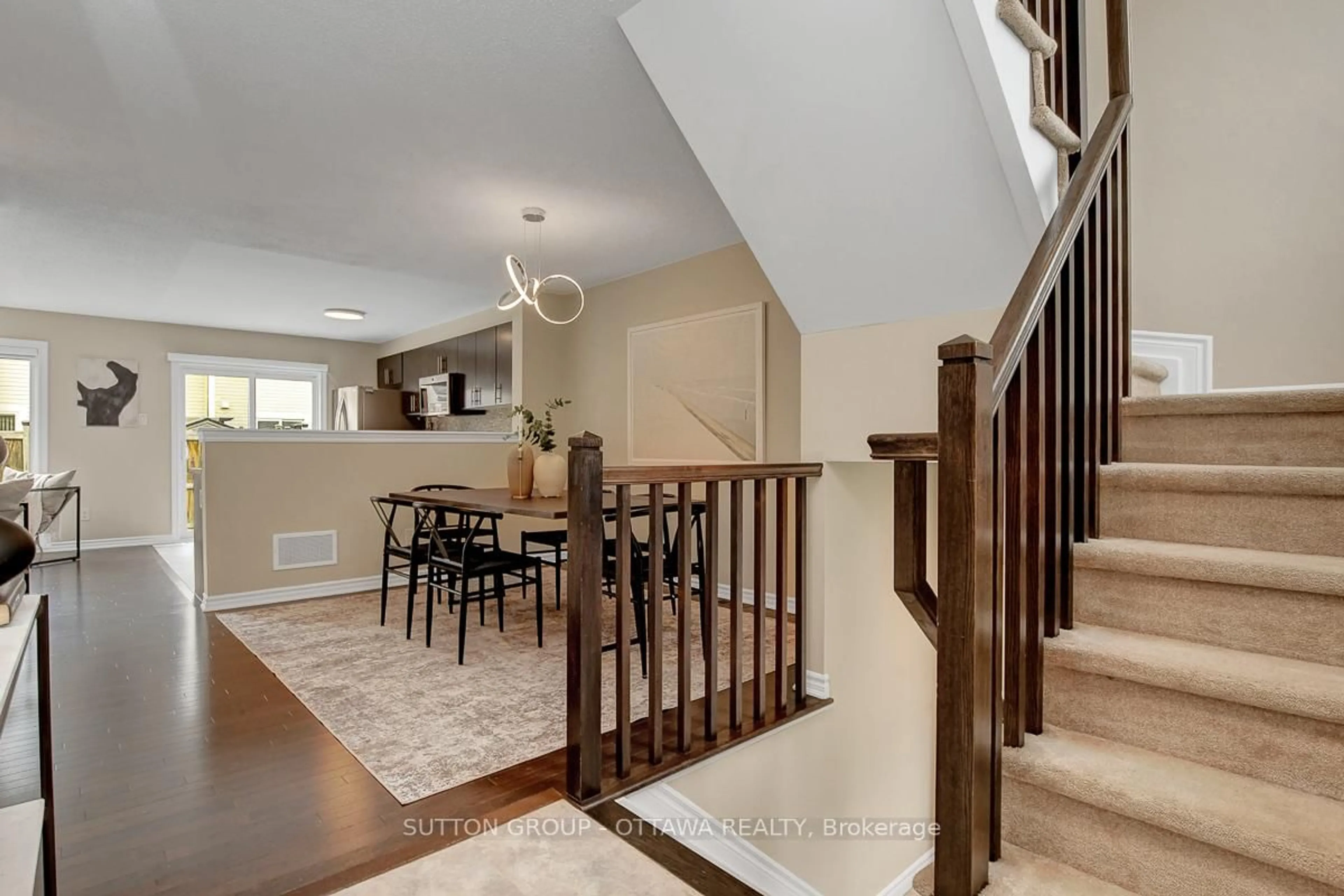 Indoor entryway for 460 Meadowhawk Cres, Ottawa Ontario K2J 5W8