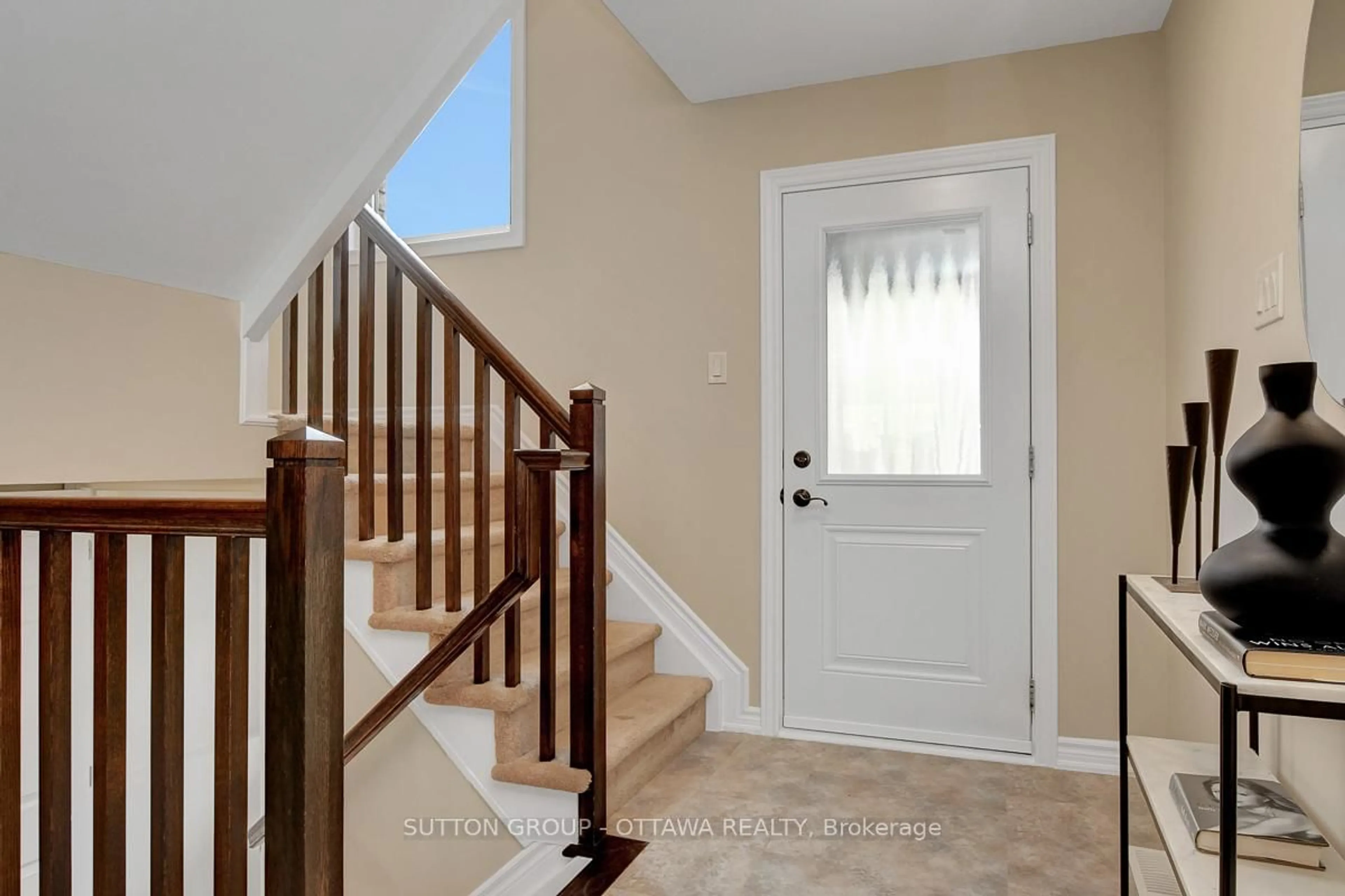 Indoor entryway for 460 Meadowhawk Cres, Ottawa Ontario K2J 5W8