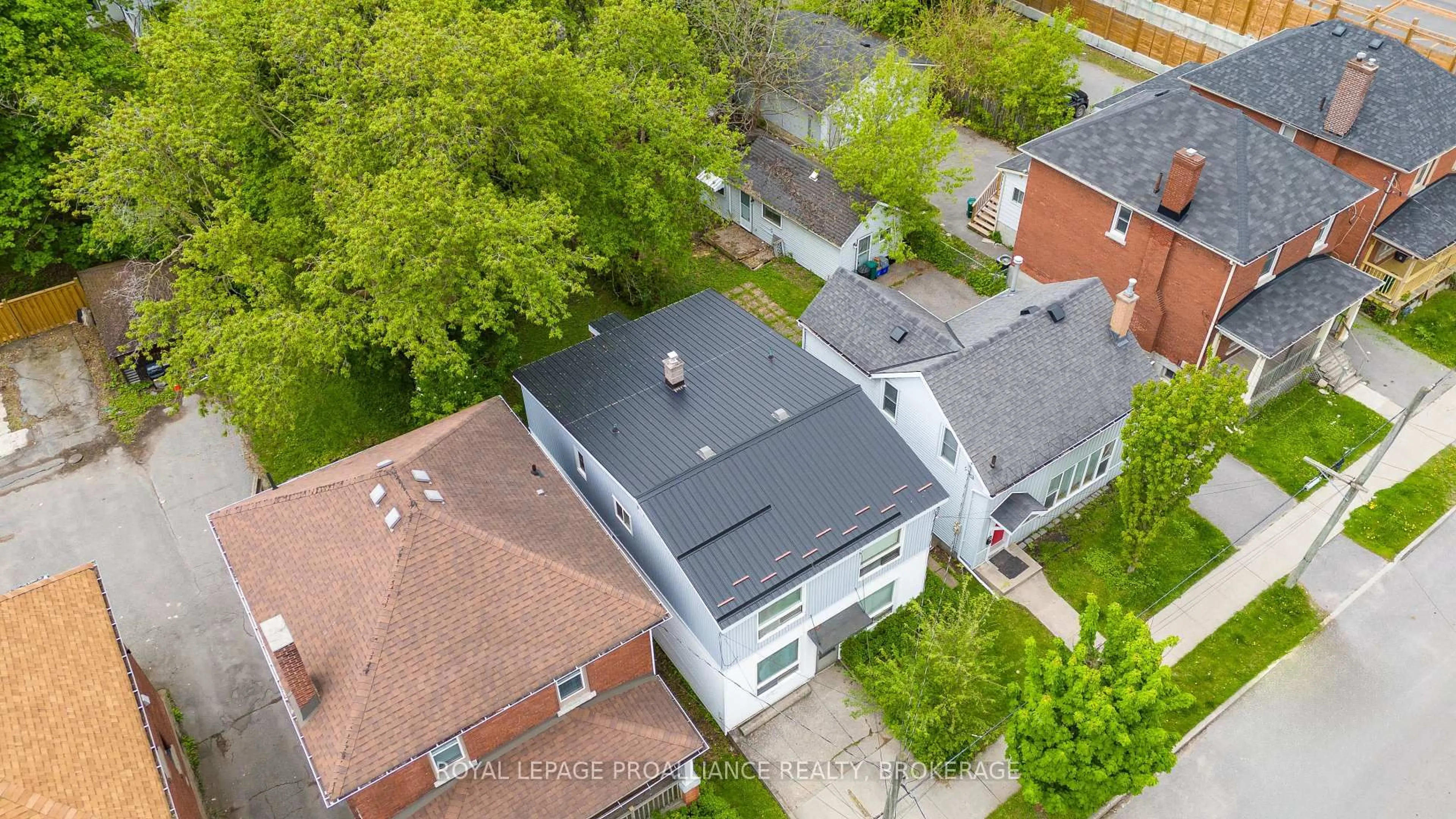 A pic from outside/outdoor area/front of a property/back of a property/a pic from drone, city buildings view from balcony for 176 Nelson St, Kingston Ontario K7L 3X1