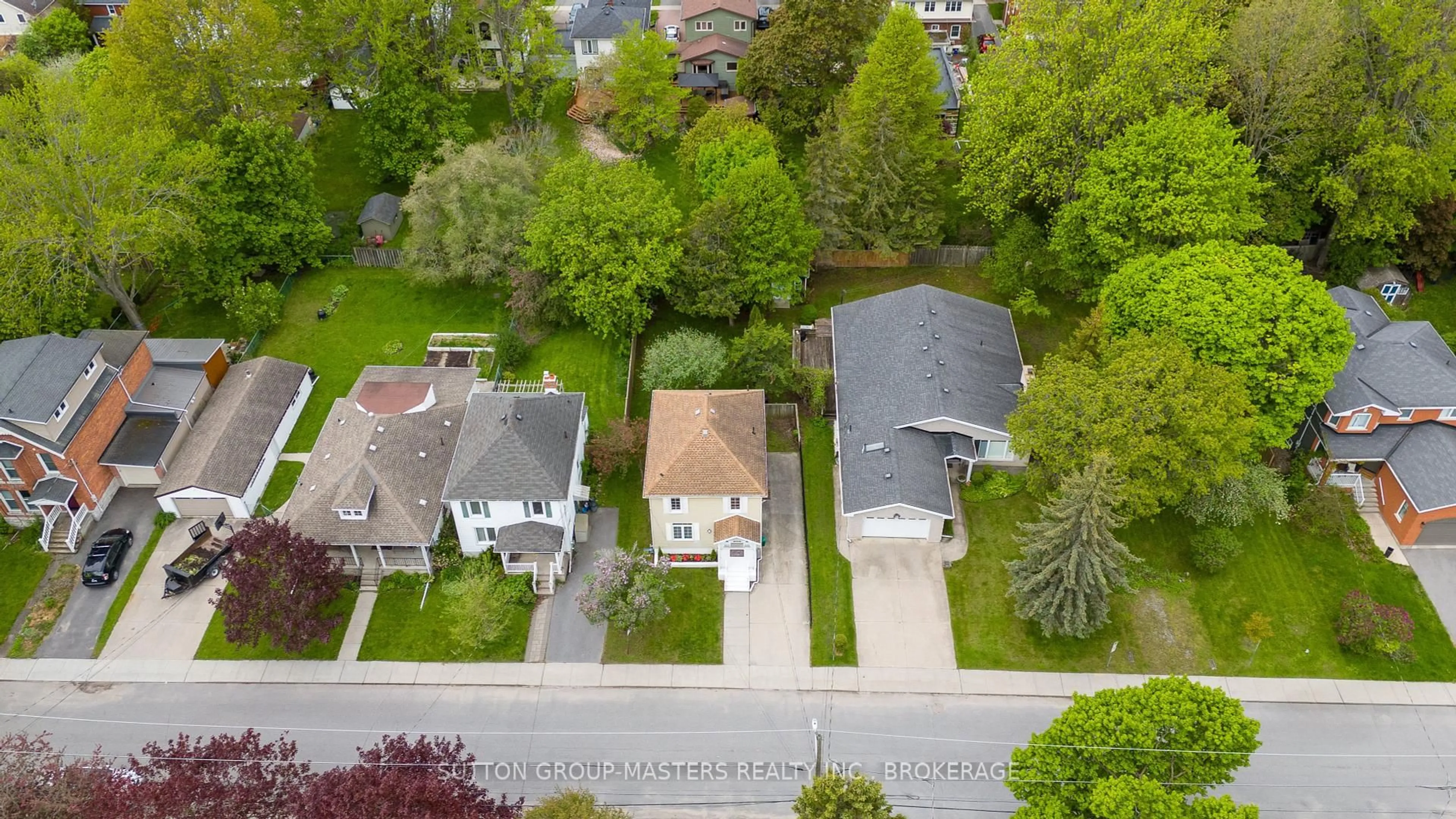 A pic from outside/outdoor area/front of a property/back of a property/a pic from drone, street for 52 Pembroke St, Kingston Ontario K7L 4N4
