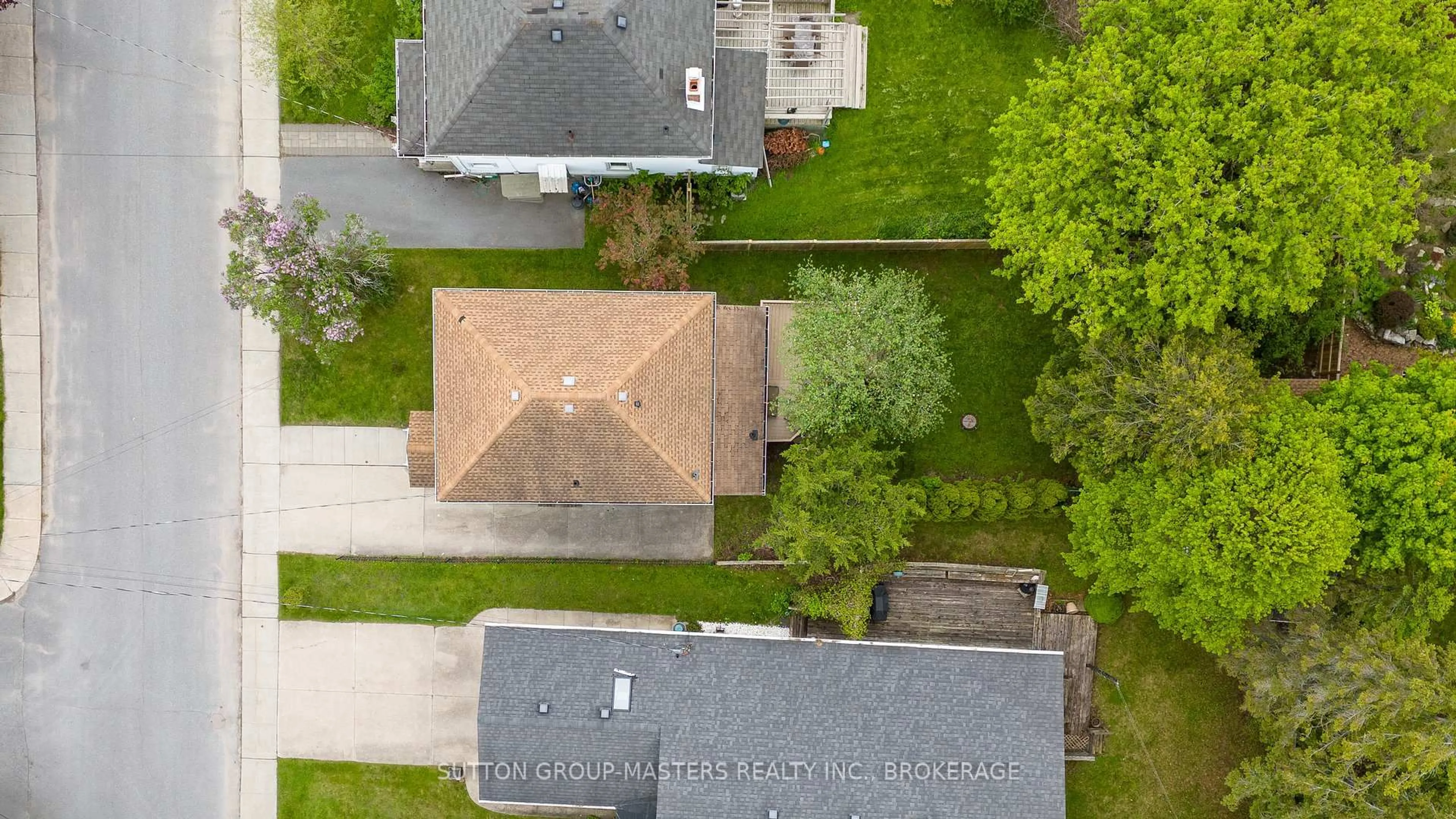 A pic from outside/outdoor area/front of a property/back of a property/a pic from drone, street for 52 Pembroke St, Kingston Ontario K7L 4N4