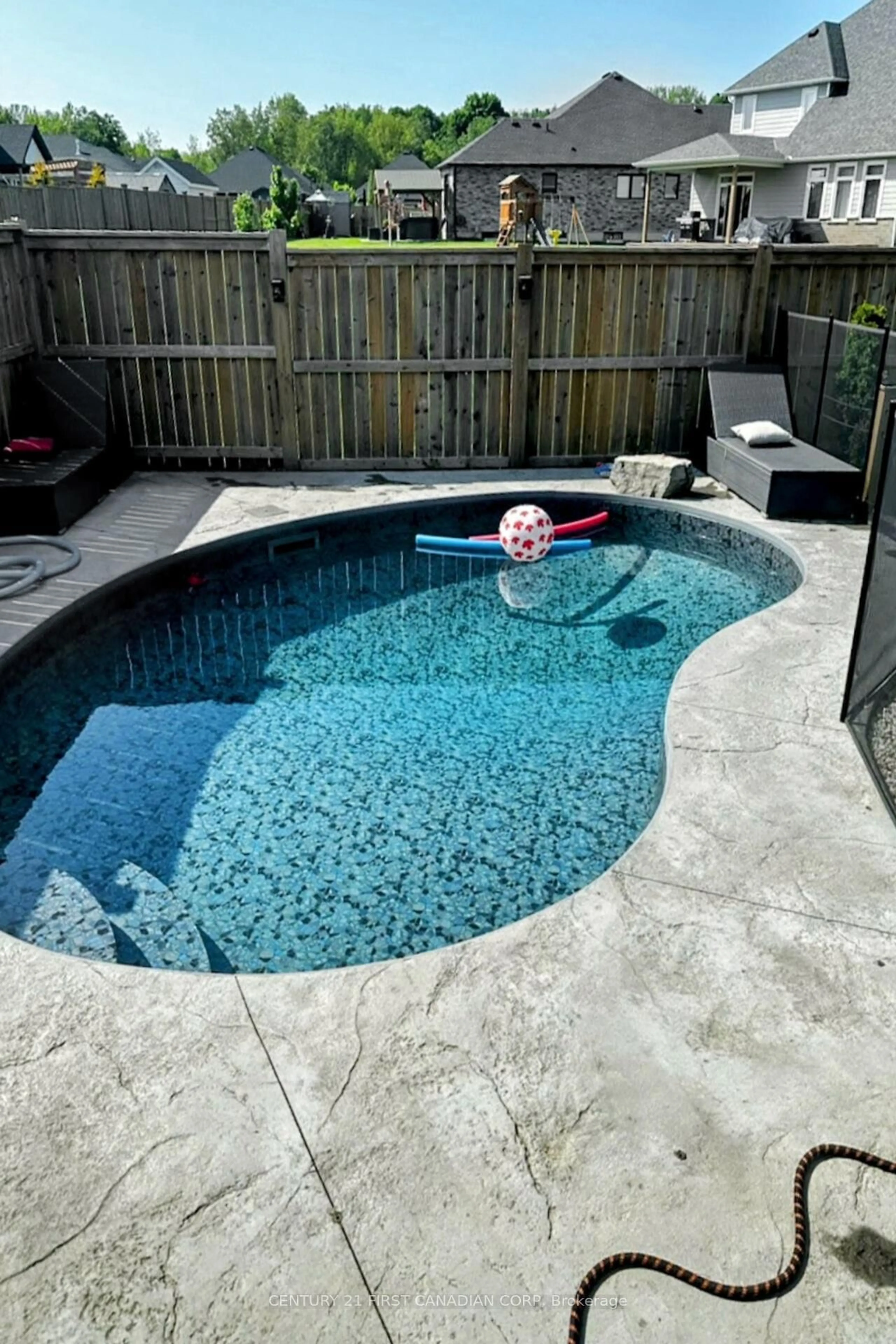 Pool for 292 Thorn Dr, Strathroy-Caradoc Ontario N7G 4E1