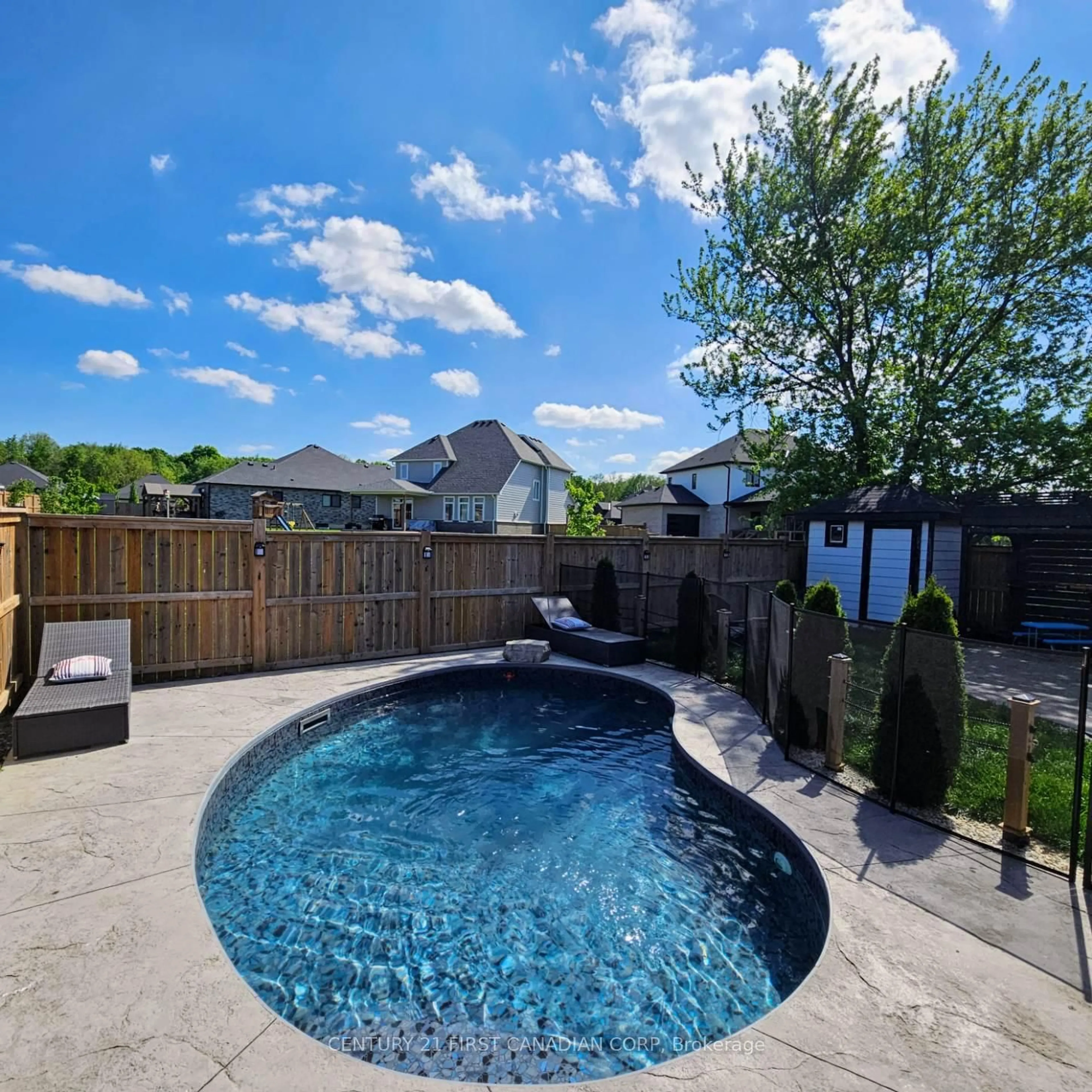 Pool for 292 Thorn Dr, Strathroy-Caradoc Ontario N7G 4E1