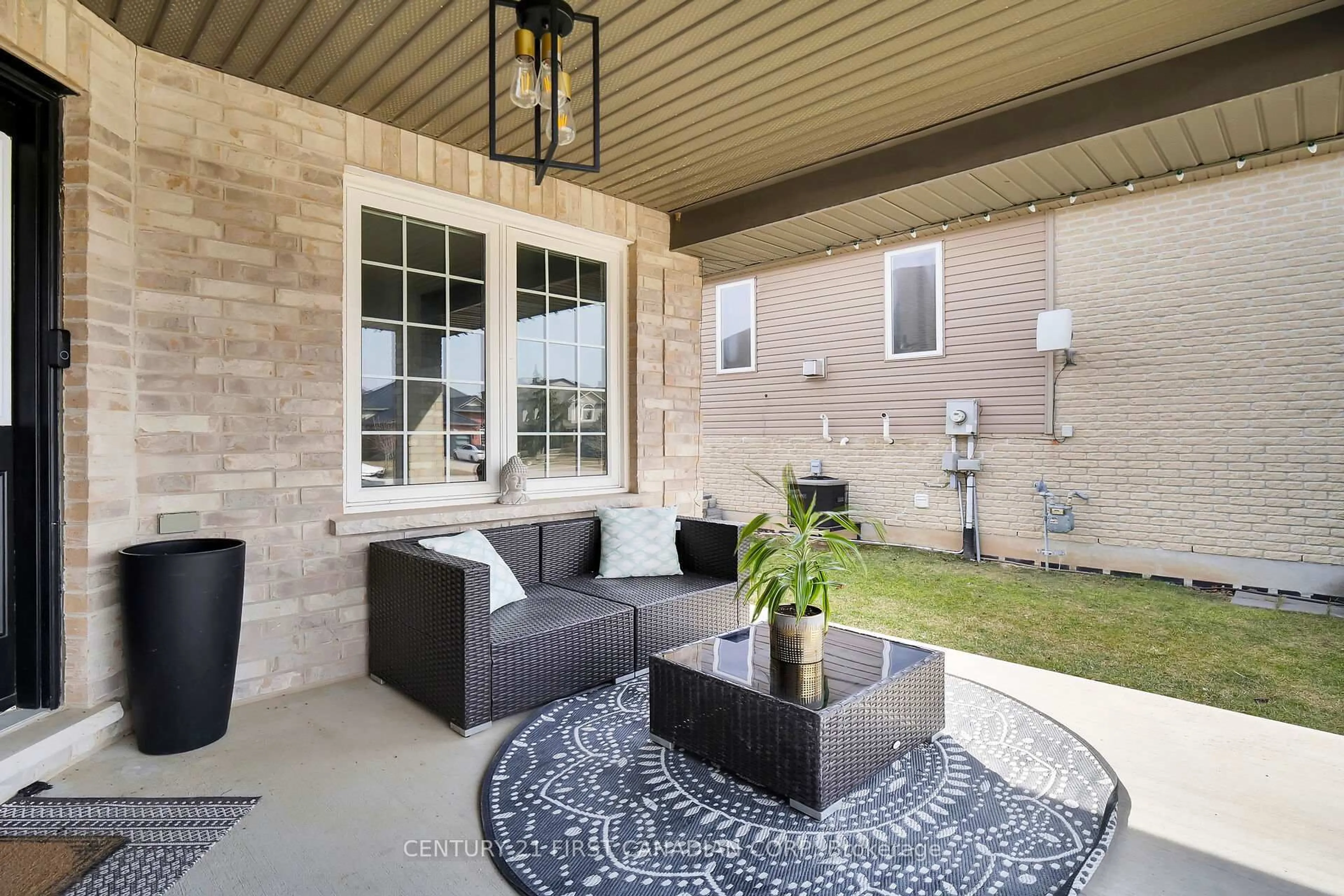 Patio, street for 292 Thorn Dr, Strathroy-Caradoc Ontario N7G 4E1
