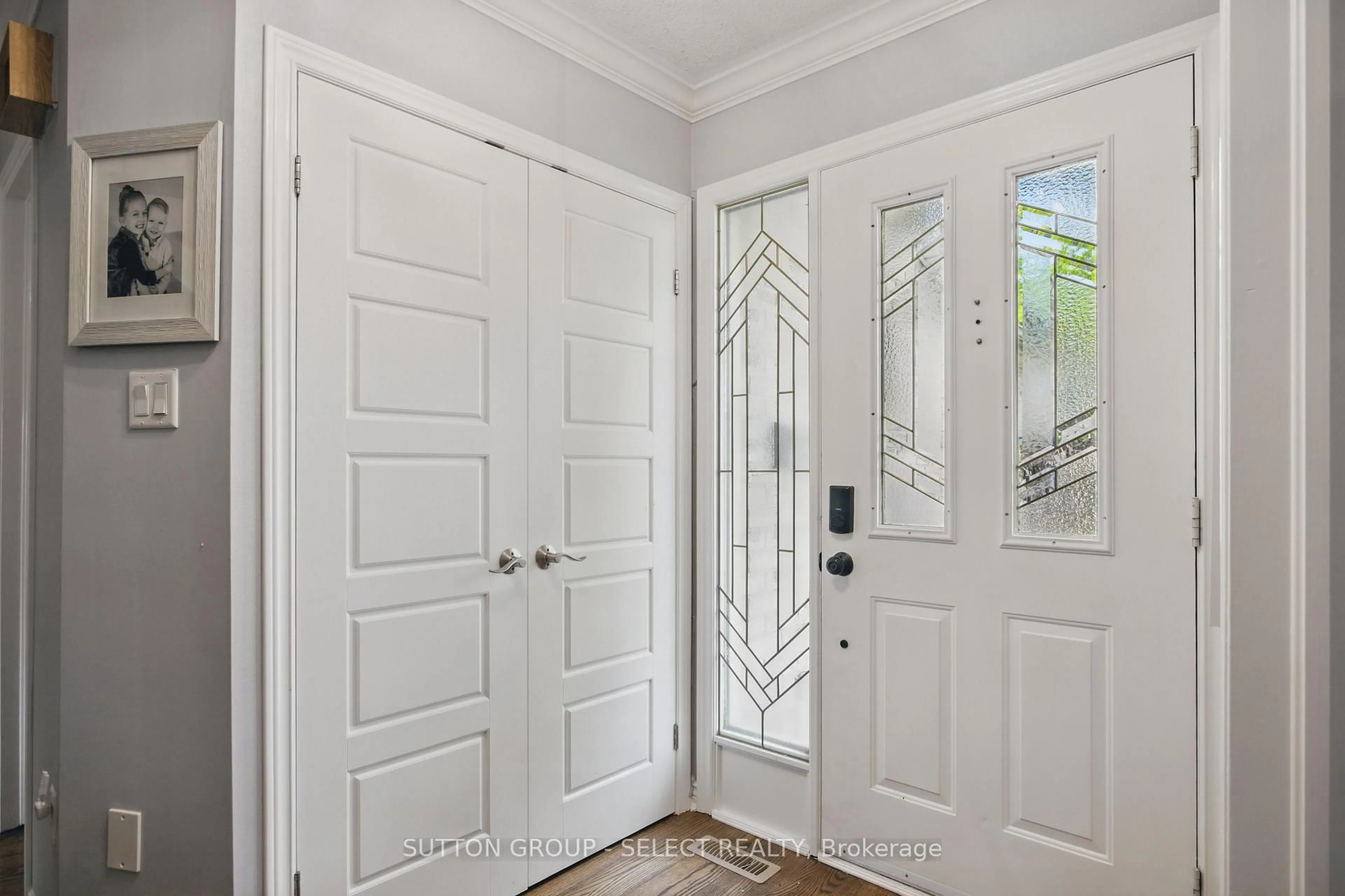 Indoor entryway for 59 LAUREL Cres, London North Ontario N6H 4X5