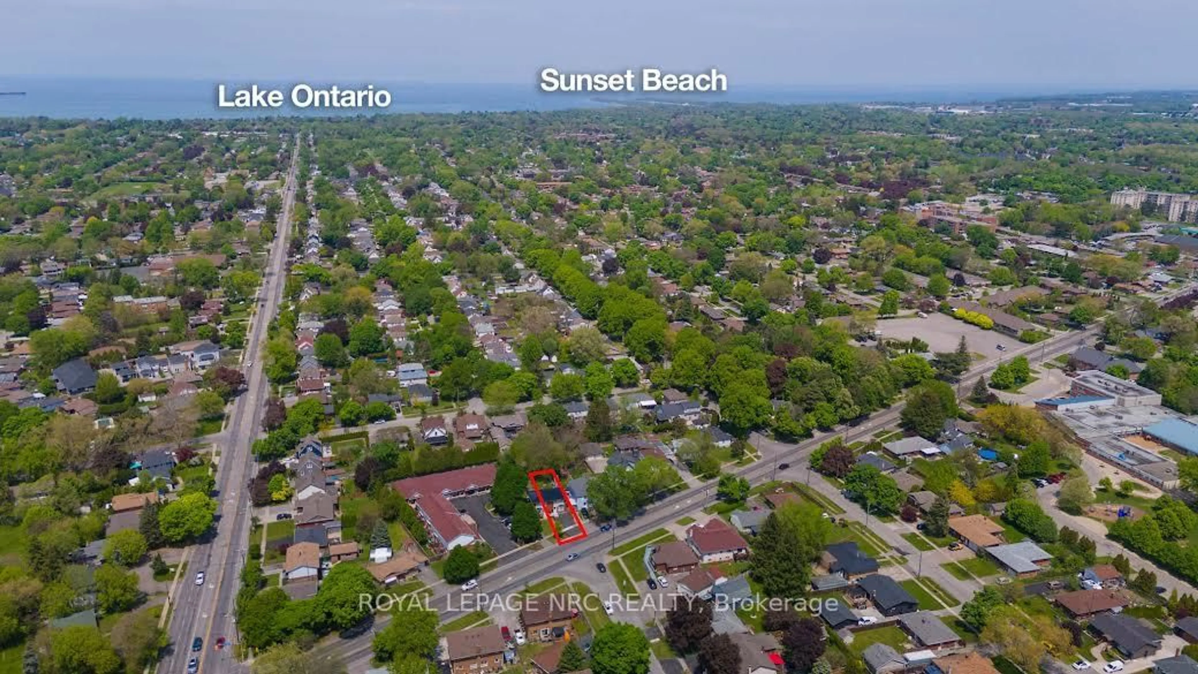 A pic from outside/outdoor area/front of a property/back of a property/a pic from drone, street for 261 SCOTT St #B, St. Catharines Ontario L2N 1H9