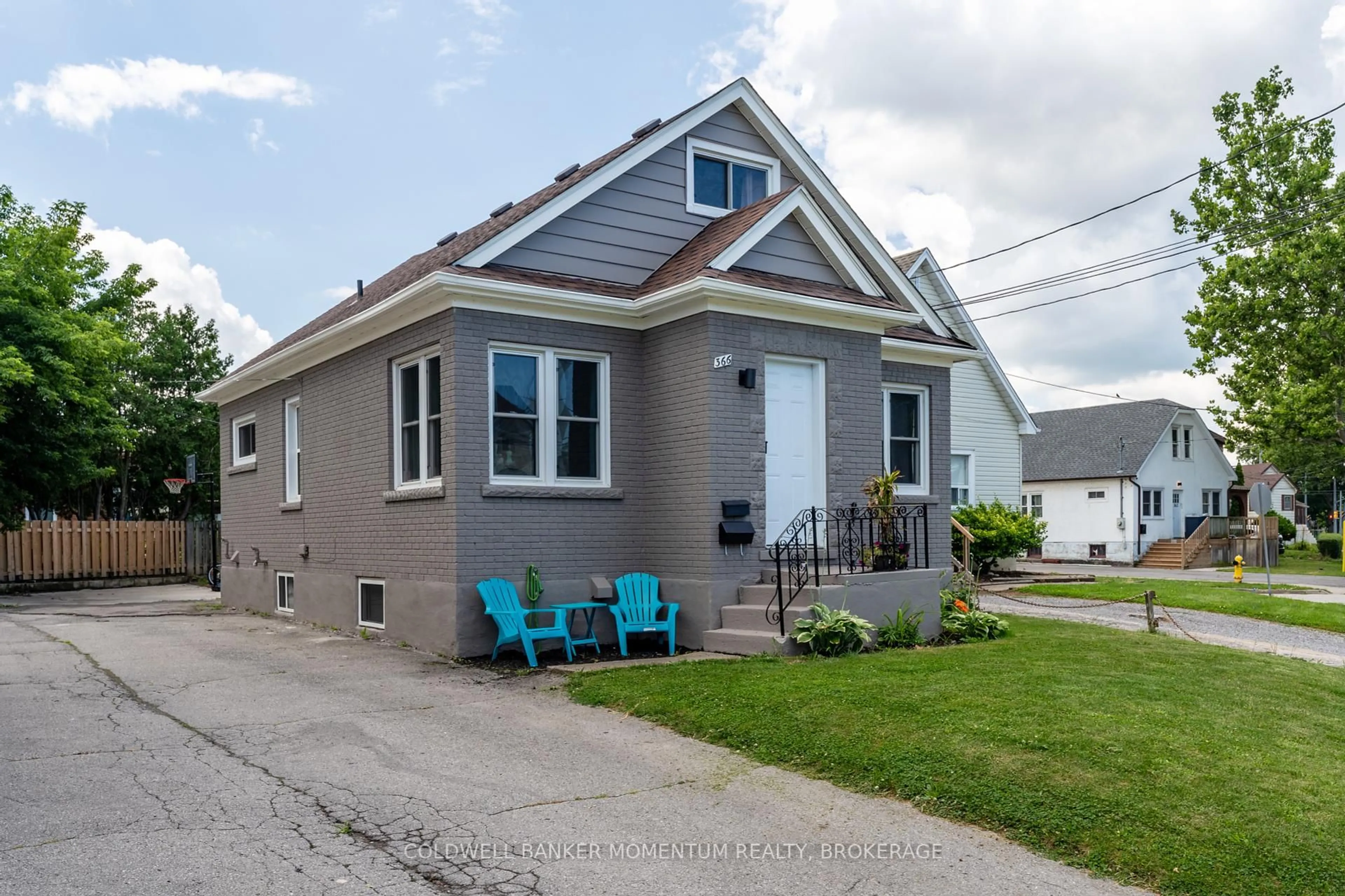 Home with vinyl exterior material, street for 366 Carlton St, St. Catharines Ontario L2M 4W6