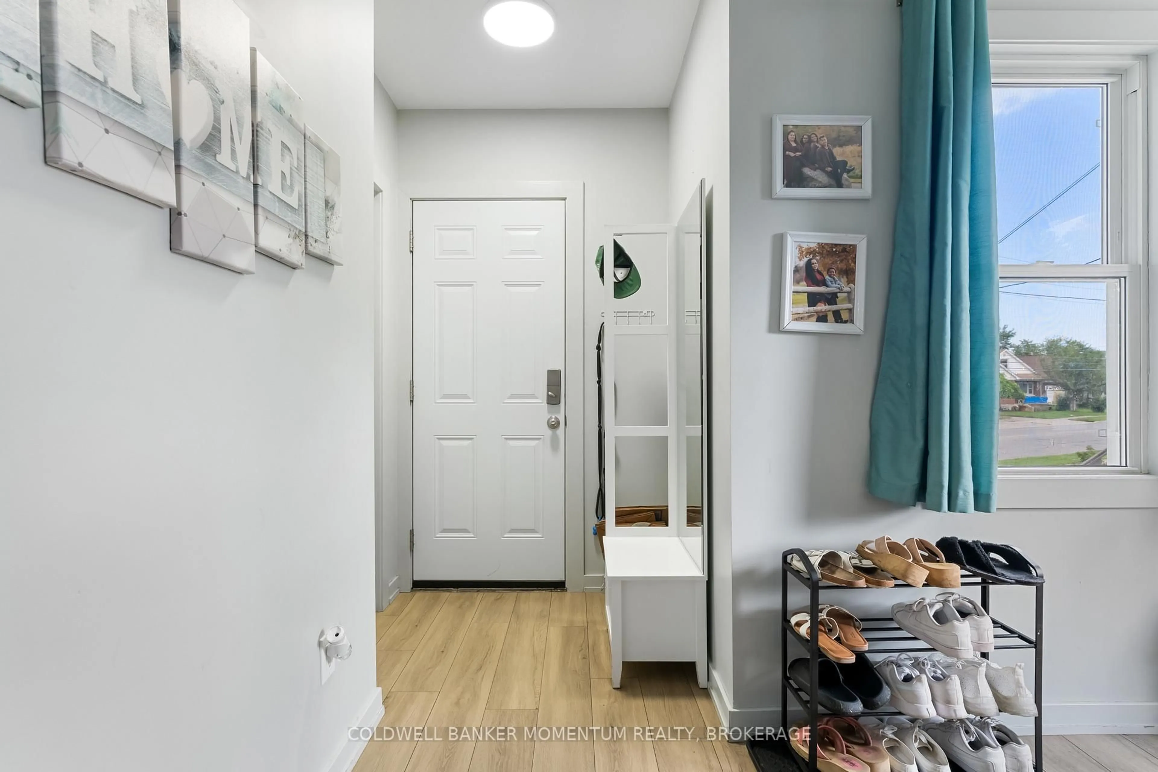 Indoor entryway for 366 Carlton St, St. Catharines Ontario L2M 4W6