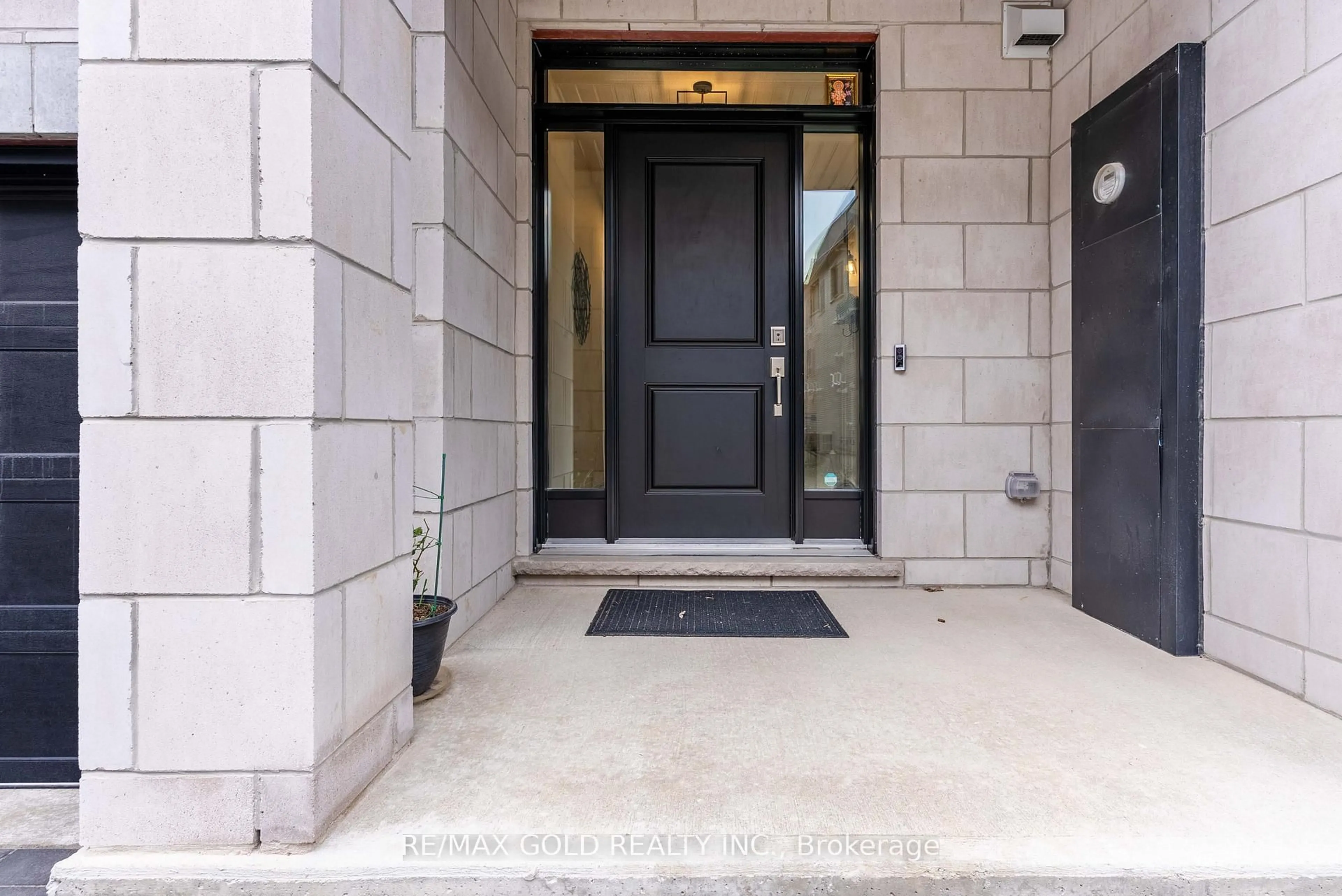 Indoor entryway for 143 Elgin St #19, Cambridge Ontario N1R 0E1