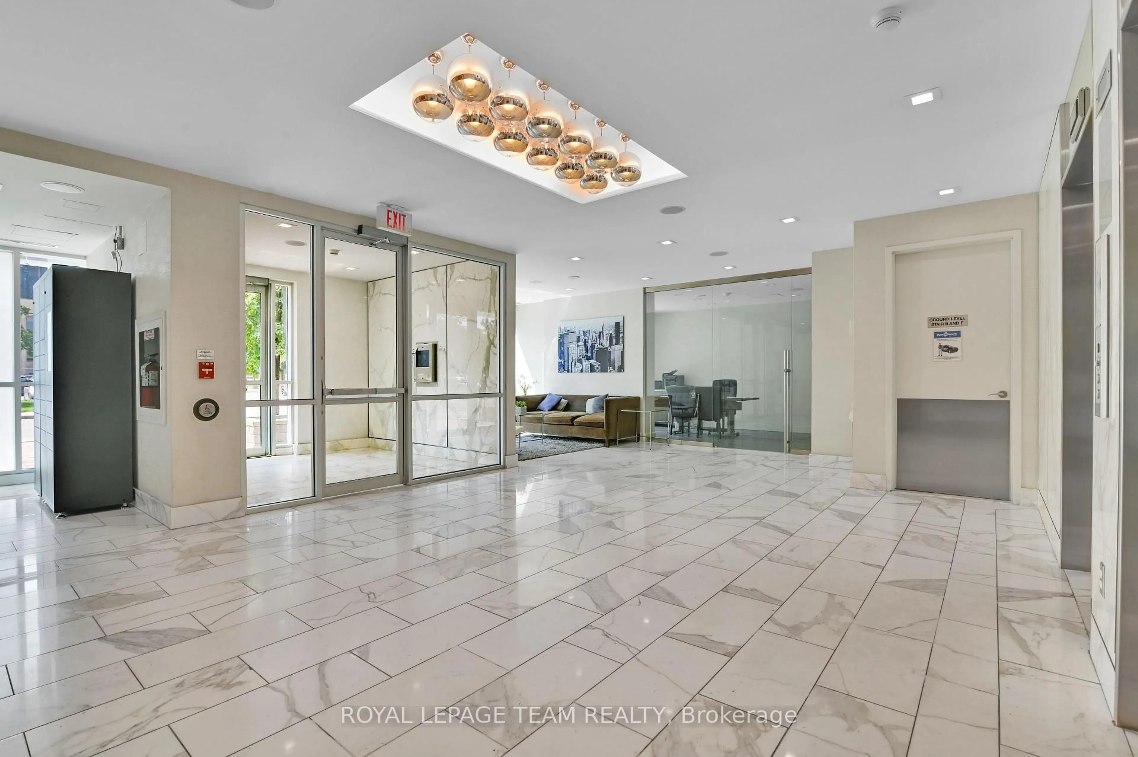 Indoor foyer for 201 Parkdale Ave #802, Ottawa Ontario K1Y 1E8