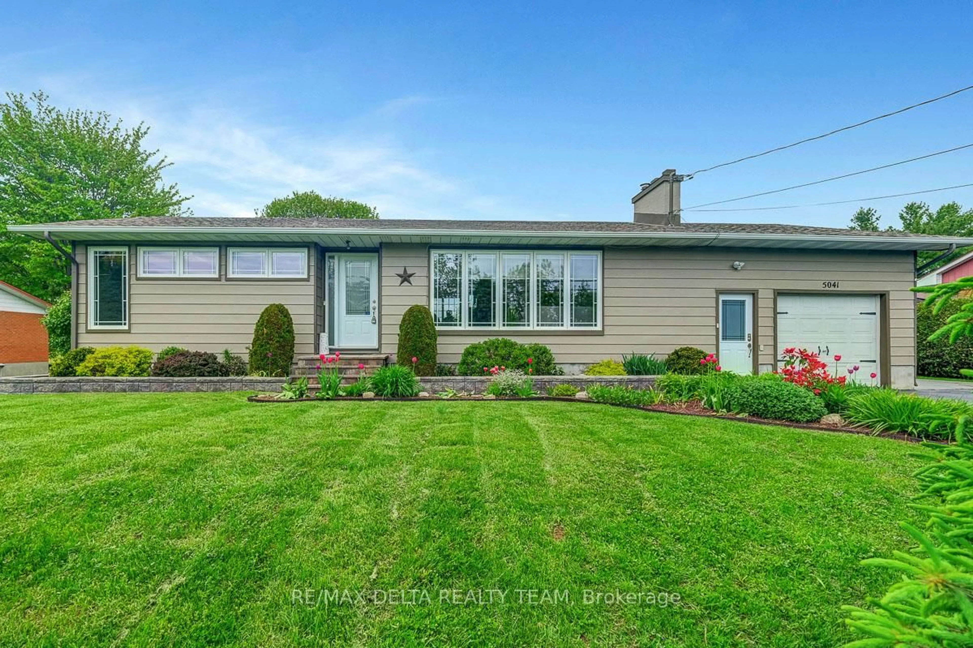 Home with vinyl exterior material, unknown for 5041 Thunder Rd, Carlsbad Springs Ontario K0A 1K0