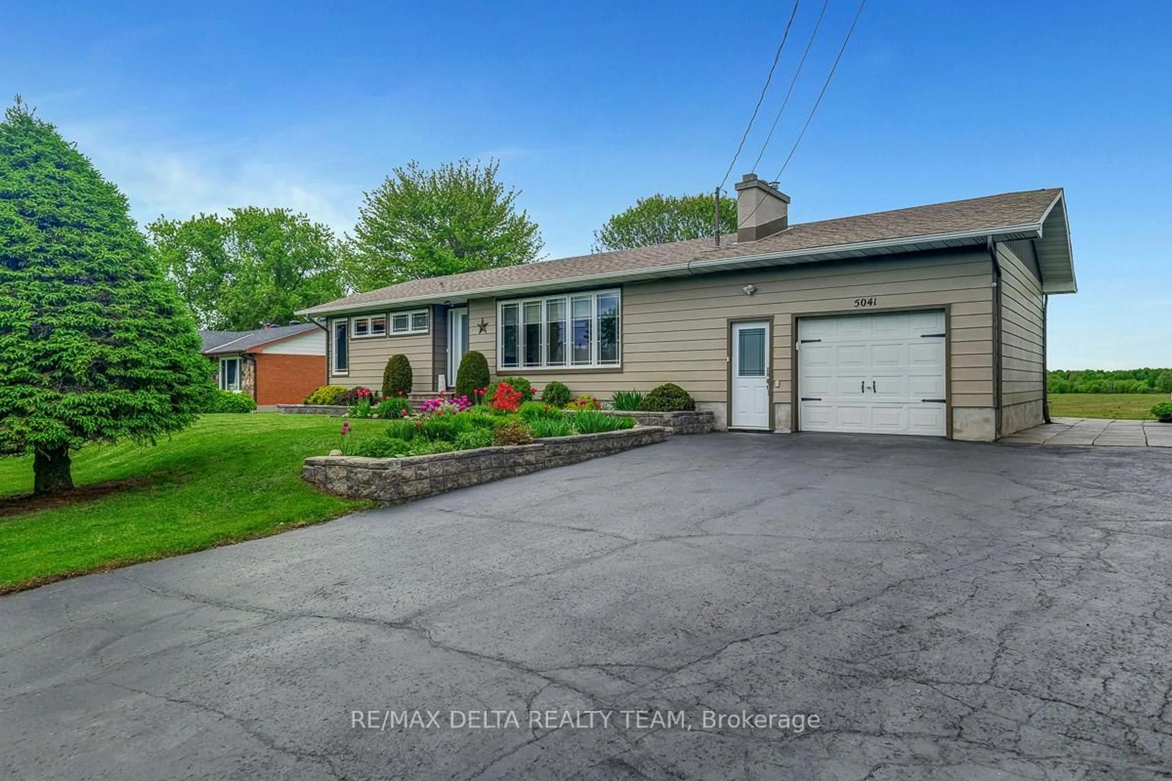A pic from outside/outdoor area/front of a property/back of a property/a pic from drone, street for 5041 Thunder Rd, Carlsbad Springs Ontario K0A 1K0