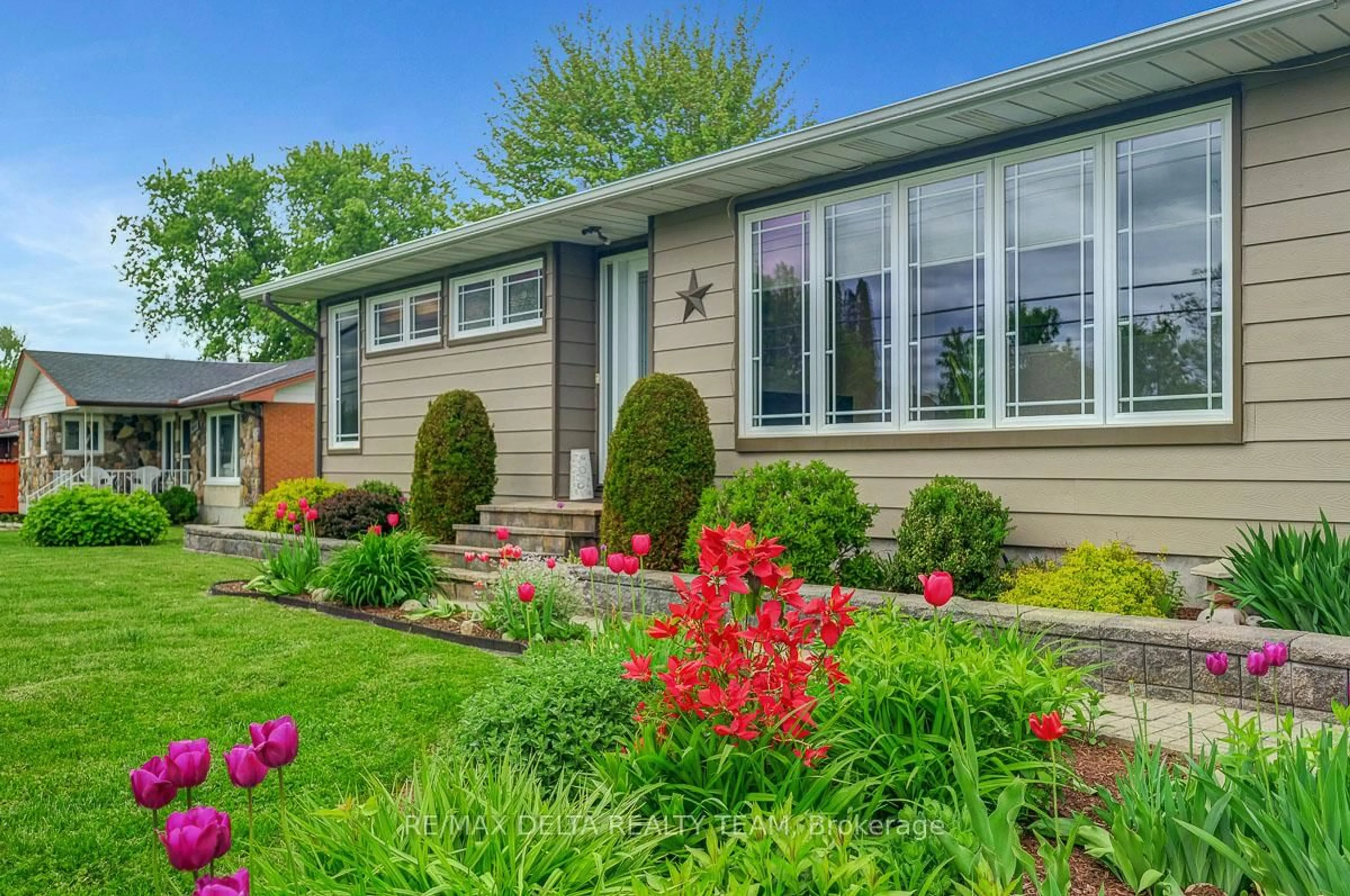 Home with vinyl exterior material, street for 5041 Thunder Rd, Carlsbad Springs Ontario K0A 1K0