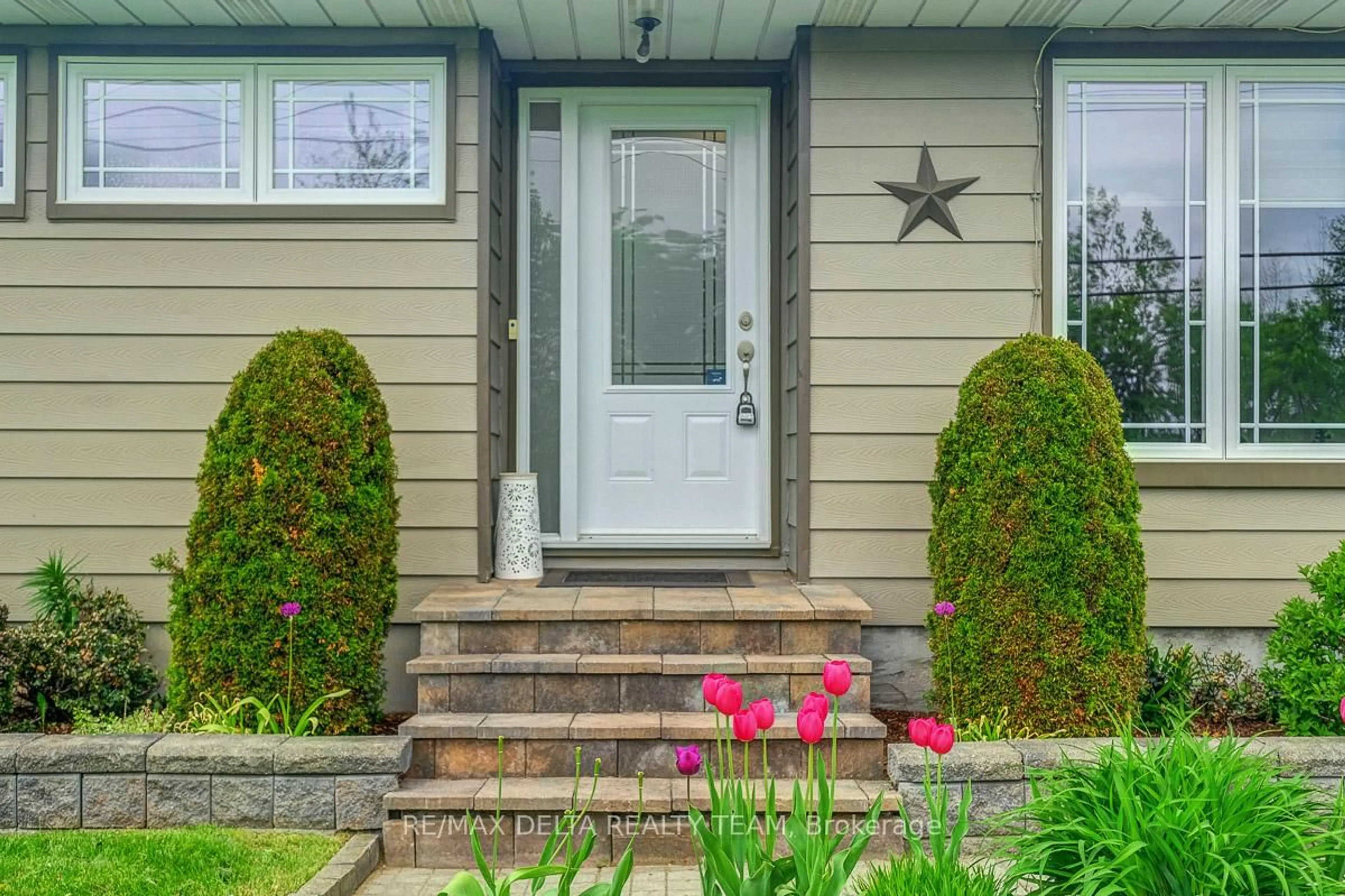 Home with vinyl exterior material, street for 5041 Thunder Rd, Carlsbad Springs Ontario K0A 1K0