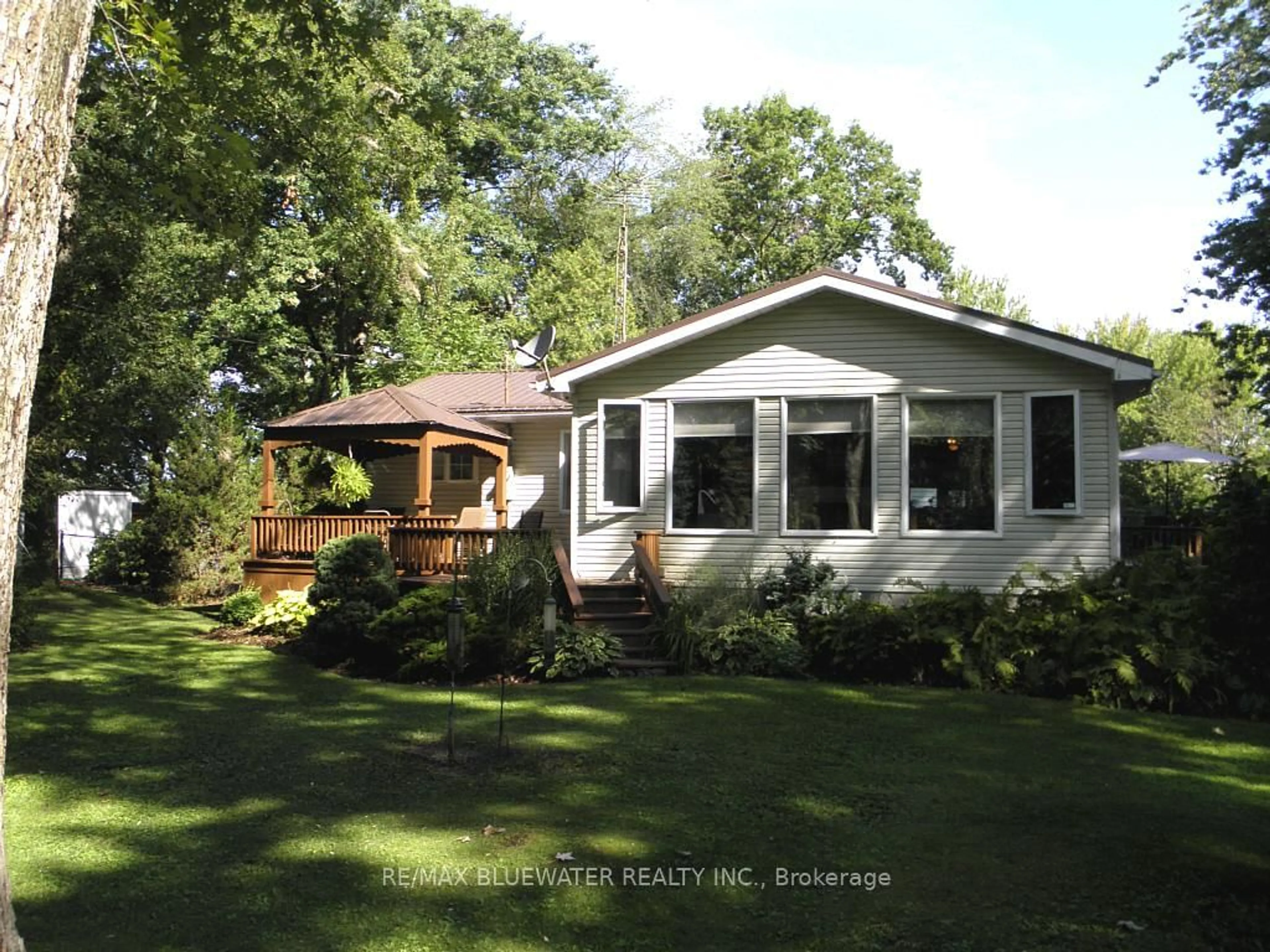 Home with vinyl exterior material, unknown for 6016 Max Dr, Lambton Shores Ontario N0N 1J1