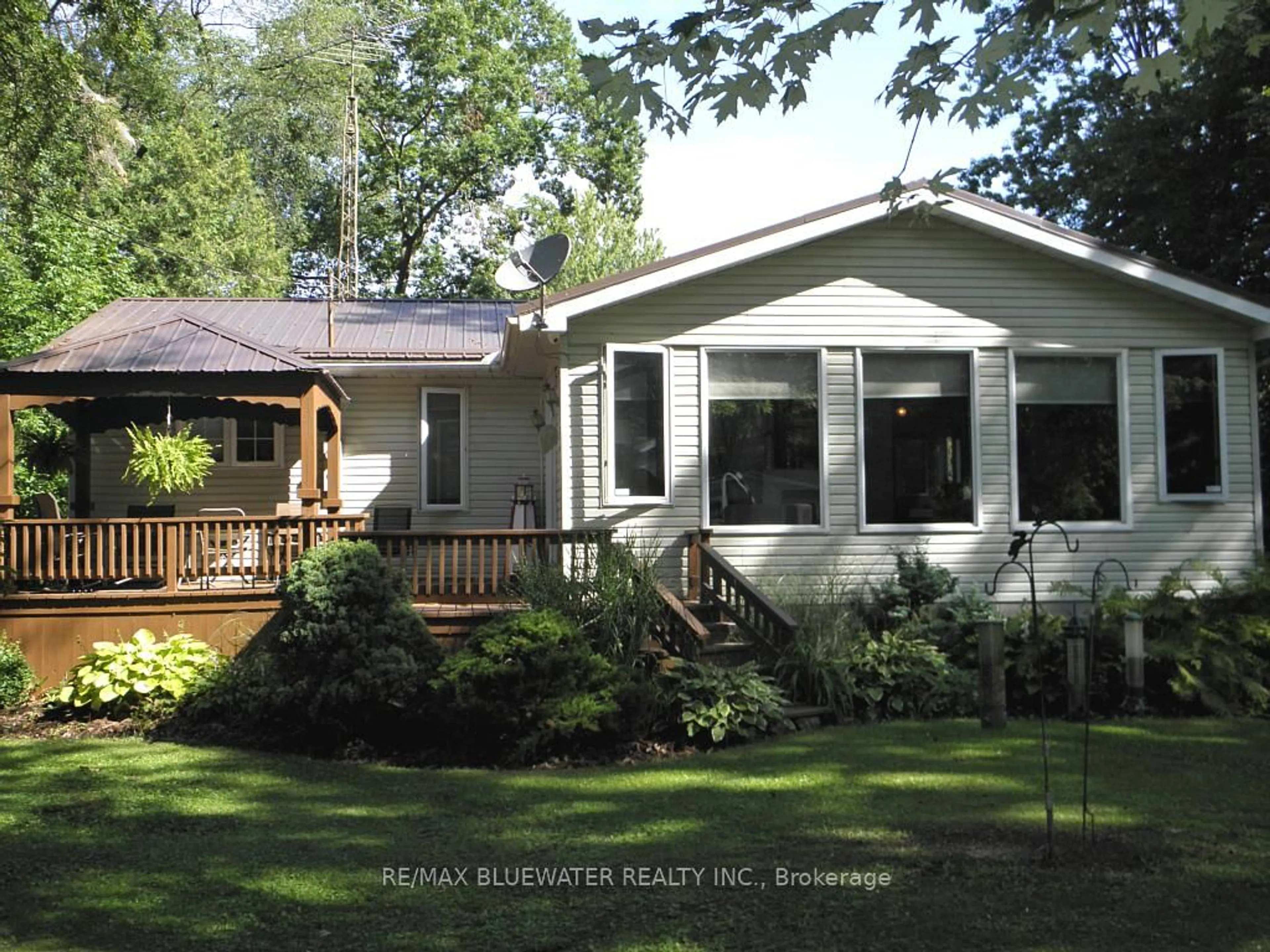Home with vinyl exterior material, unknown for 6016 Max Dr, Lambton Shores Ontario N0N 1J1