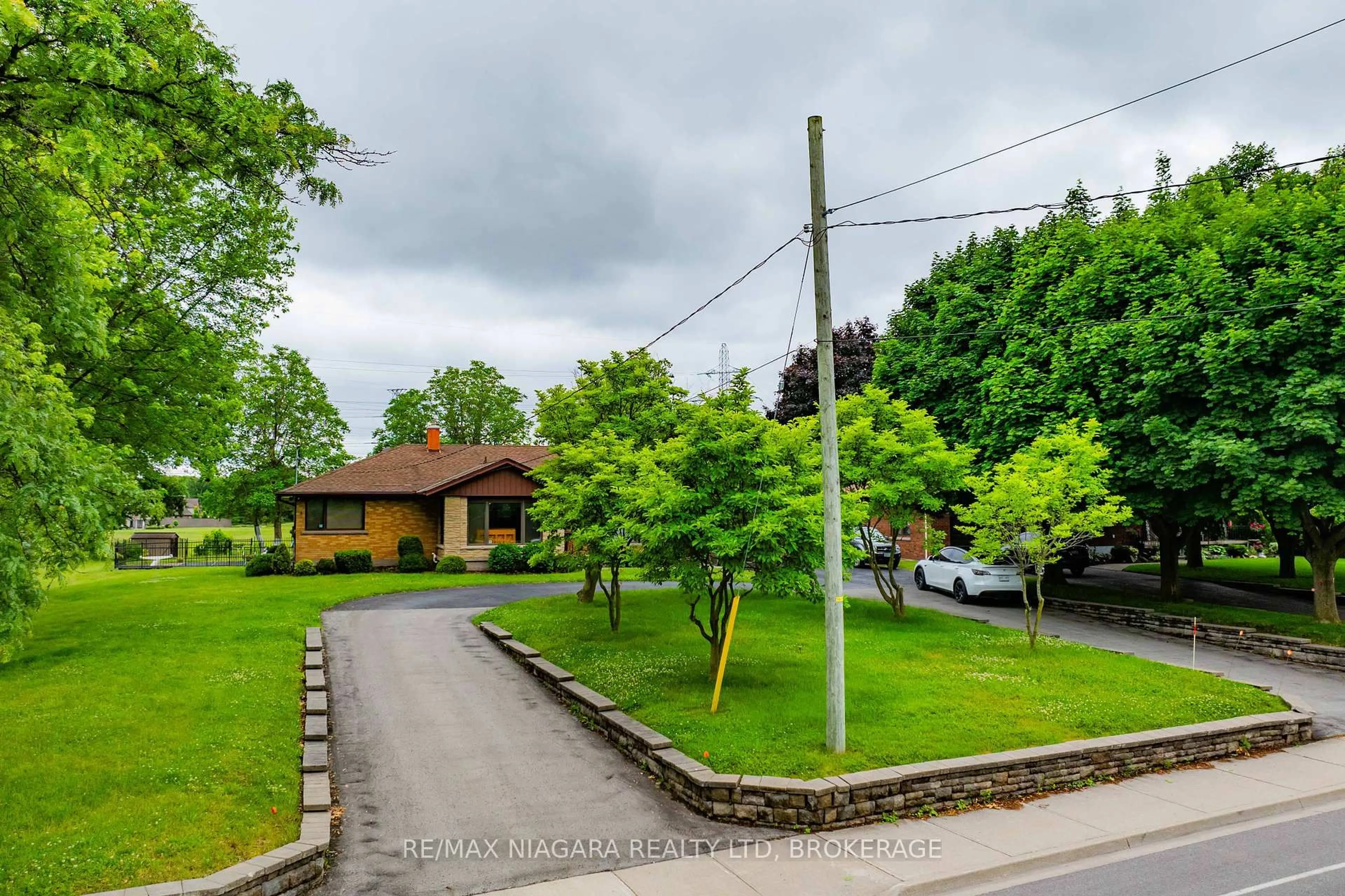 A pic from outside/outdoor area/front of a property/back of a property/a pic from drone, street for 6378 Mountain Rd, Niagara Falls Ontario L2E 6S4