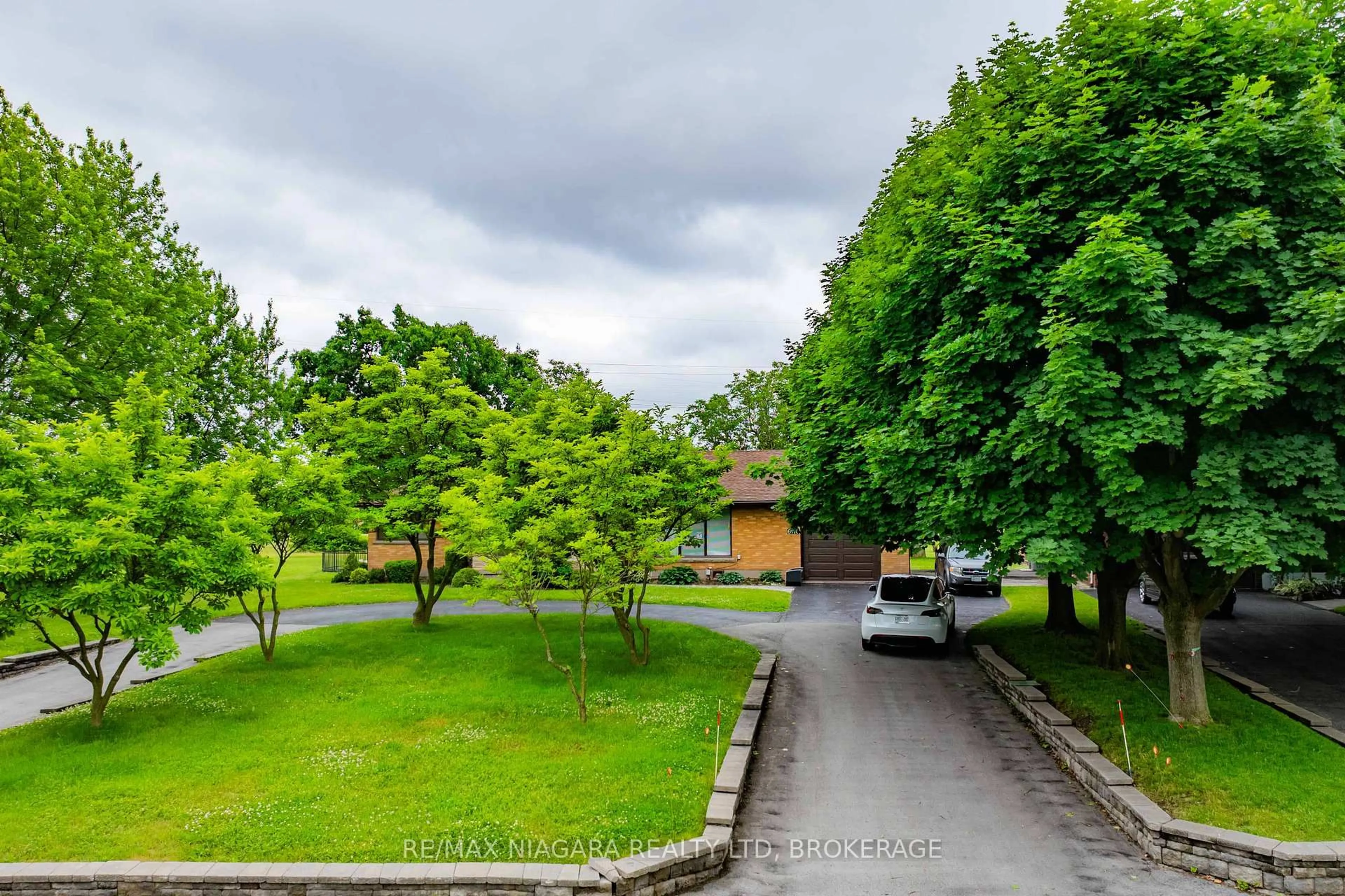A pic from outside/outdoor area/front of a property/back of a property/a pic from drone, street for 6378 Mountain Rd, Niagara Falls Ontario L2E 6S4