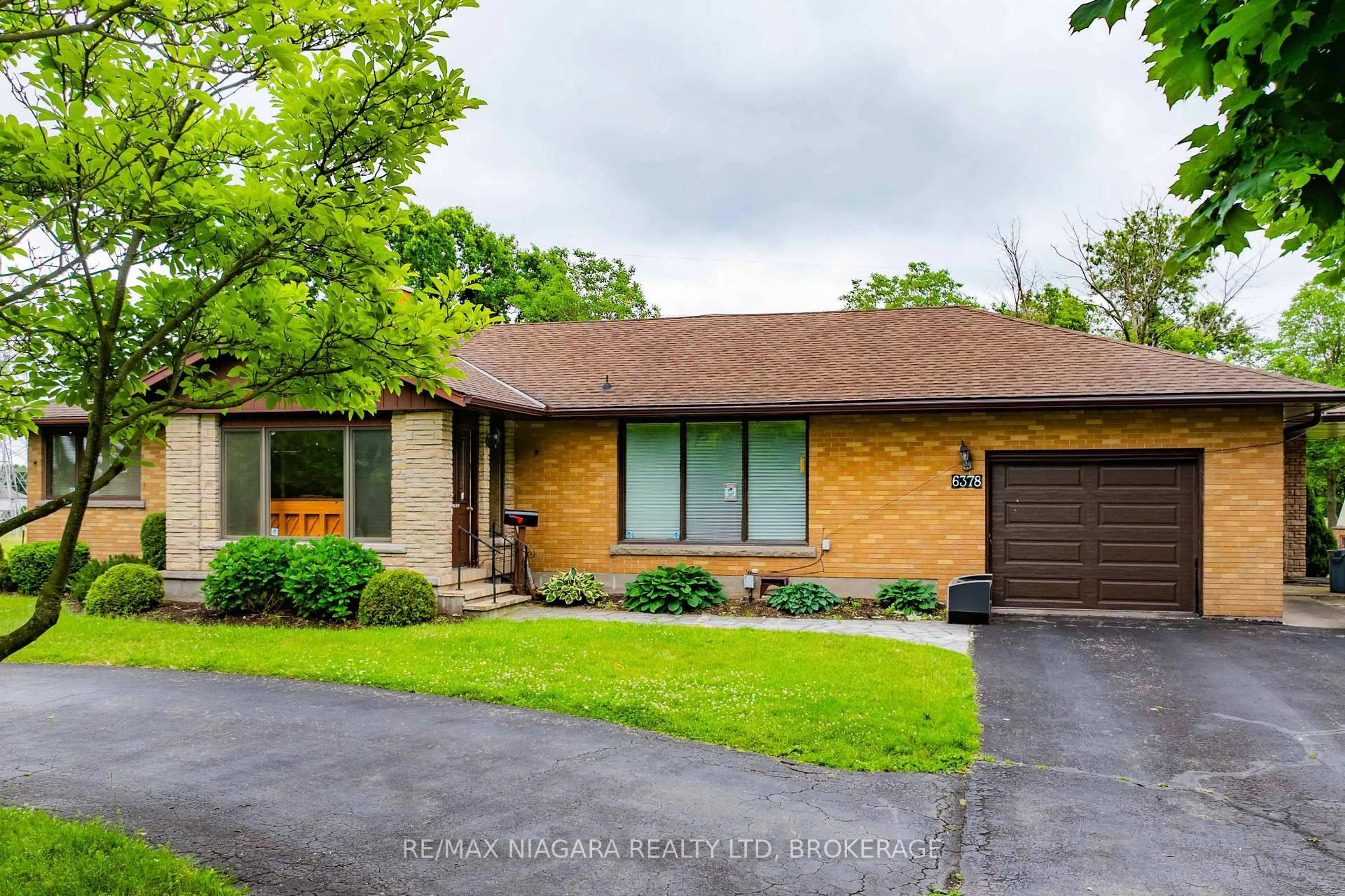 Home with brick exterior material, street for 6378 Mountain Rd, Niagara Falls Ontario L2E 6S4