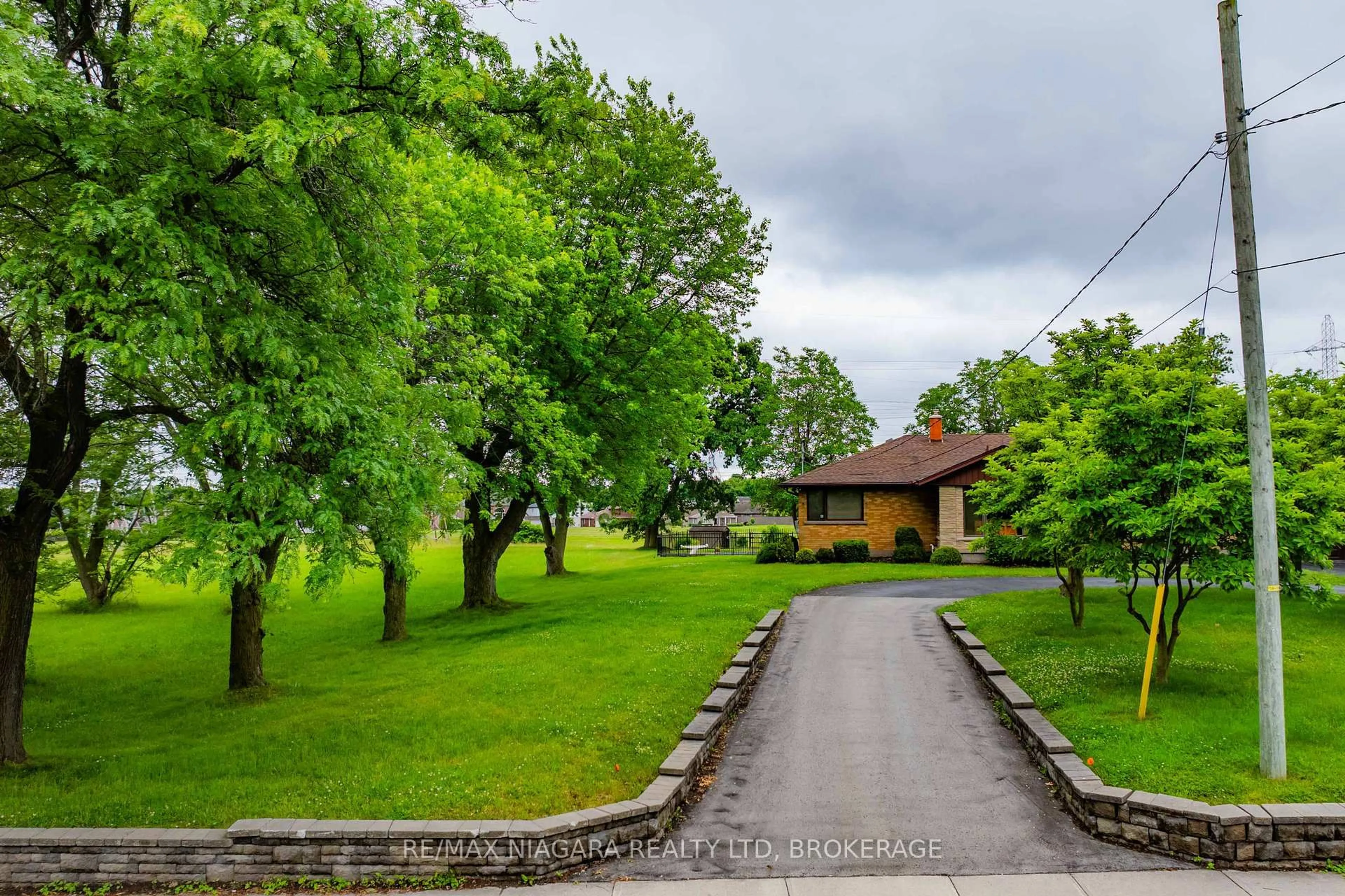 A pic from outside/outdoor area/front of a property/back of a property/a pic from drone, street for 6378 Mountain Rd, Niagara Falls Ontario L2E 6S4