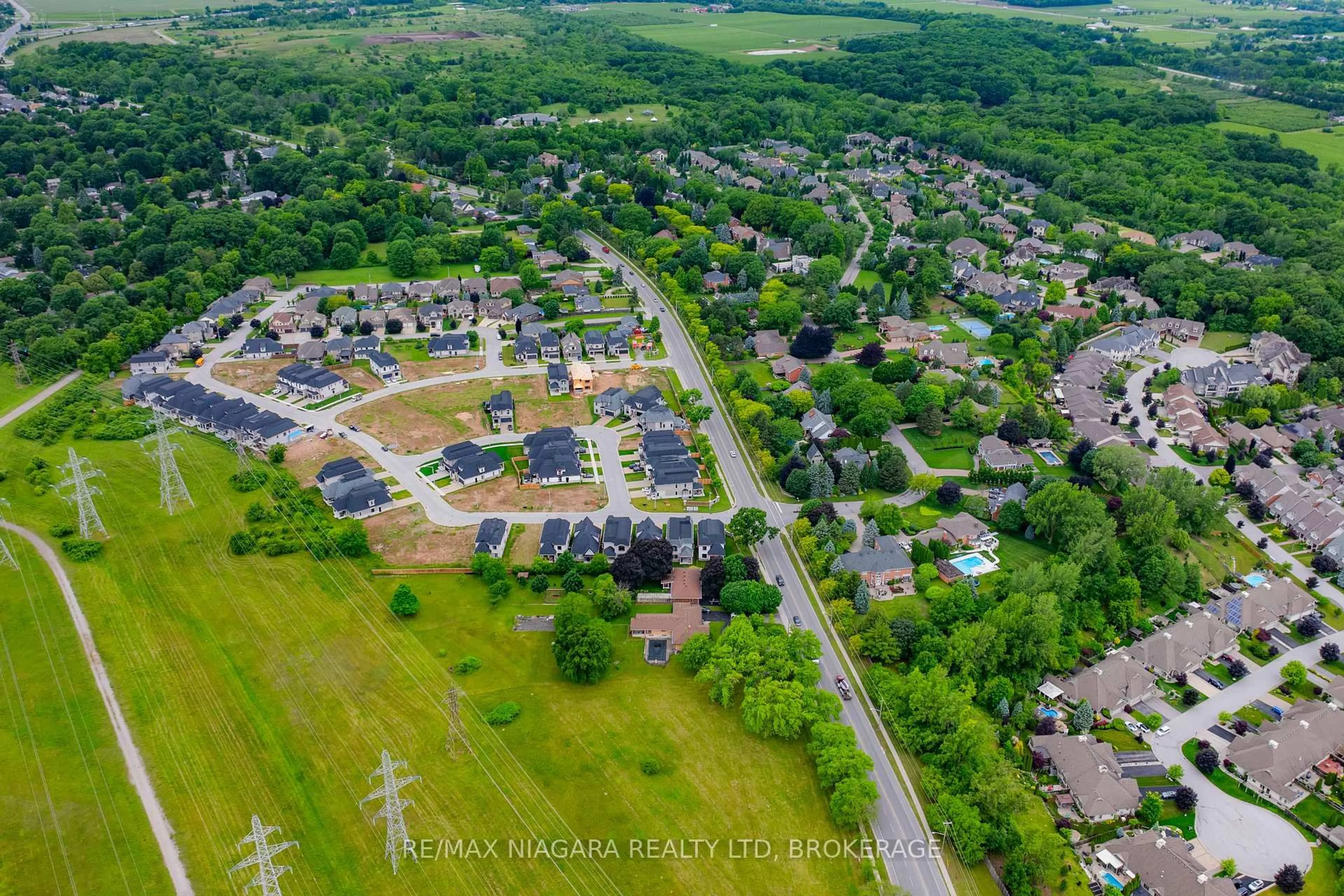 A pic from outside/outdoor area/front of a property/back of a property/a pic from drone, street for 6378 Mountain Rd, Niagara Falls Ontario L2E 6S4