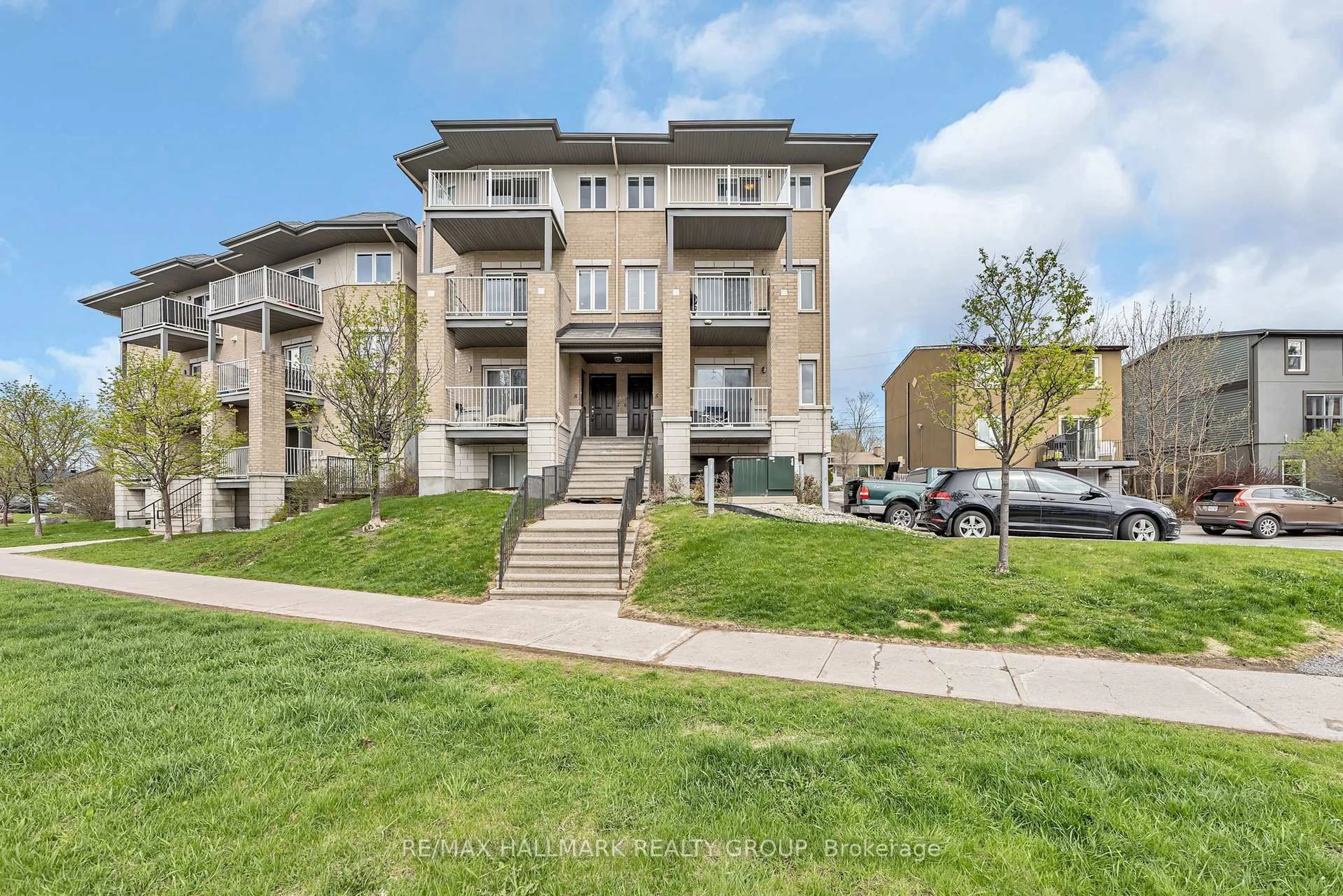 A pic from outside/outdoor area/front of a property/back of a property/a pic from drone, unknown for 1220 Mcwatters Rd #6, Ottawa Ontario K2C 3Y2